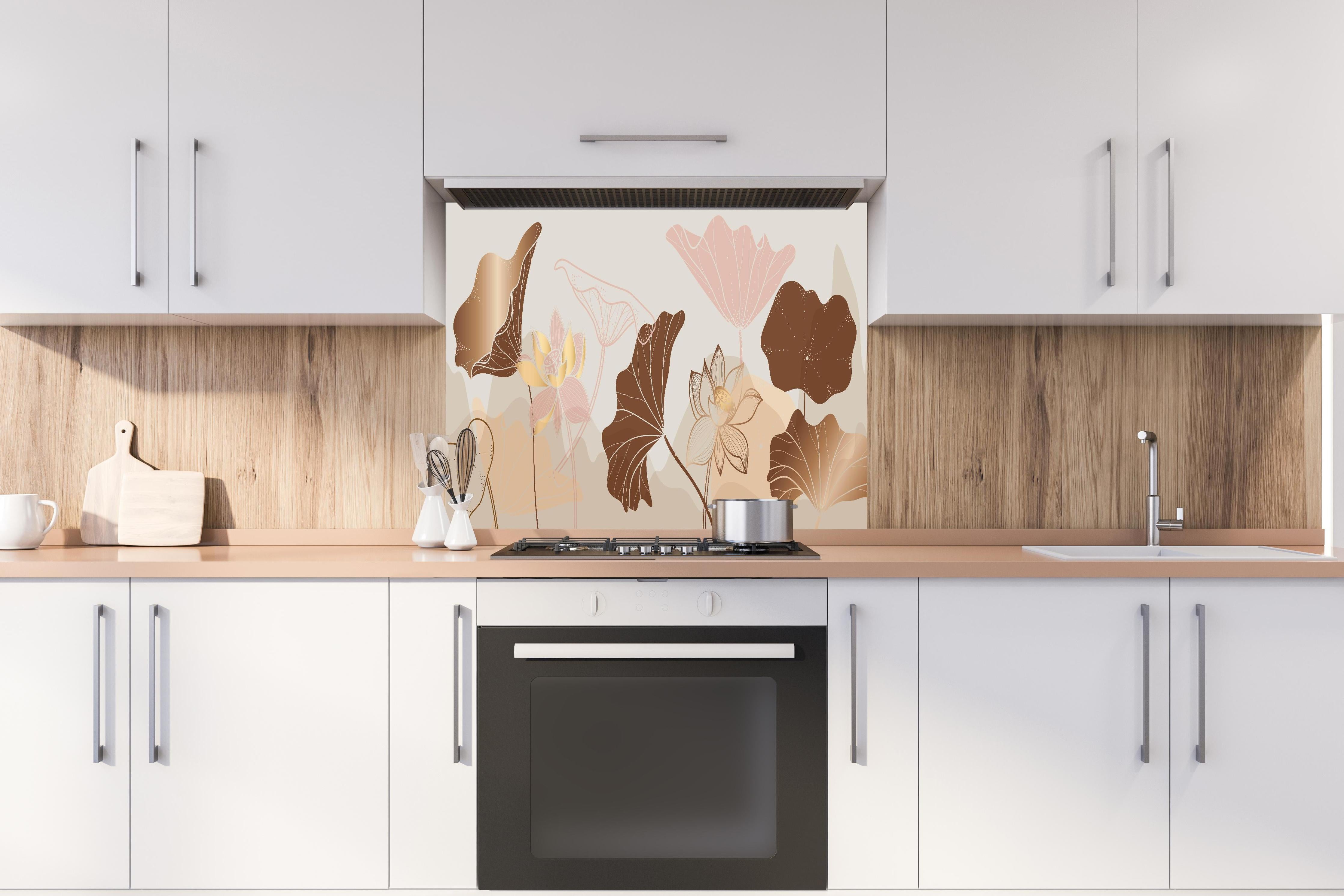 Spritzschutz - Abstrakte Blumenillustration in Beige Tönen hinter einem Cerankochfeld zwischen Holz-Kochutensilien
