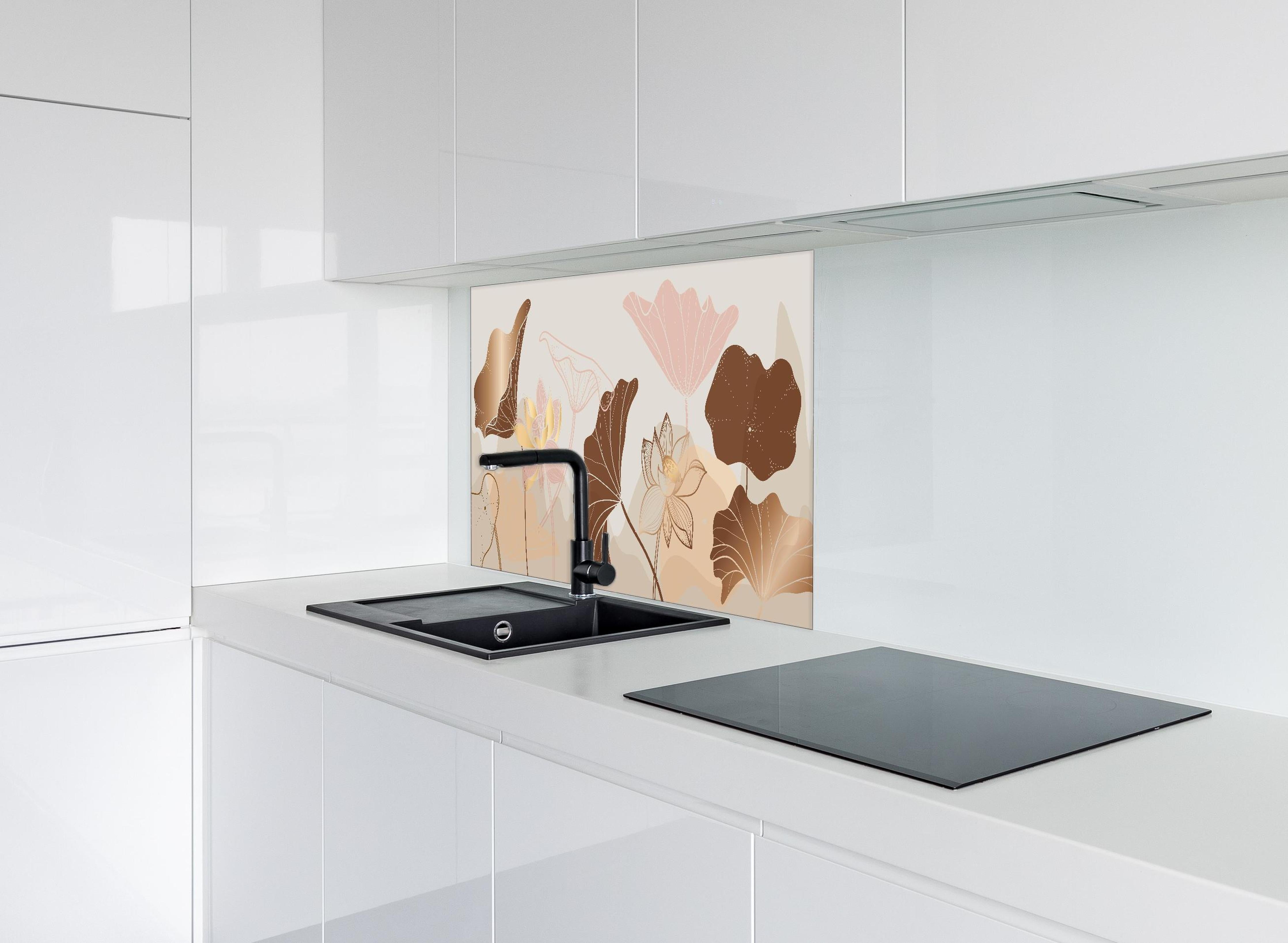 Spritzschutz - Abstrakte Blumenillustration in Beige Tönen hinter einem Cerankochfeld zwischen Holz-Kochutensilien
