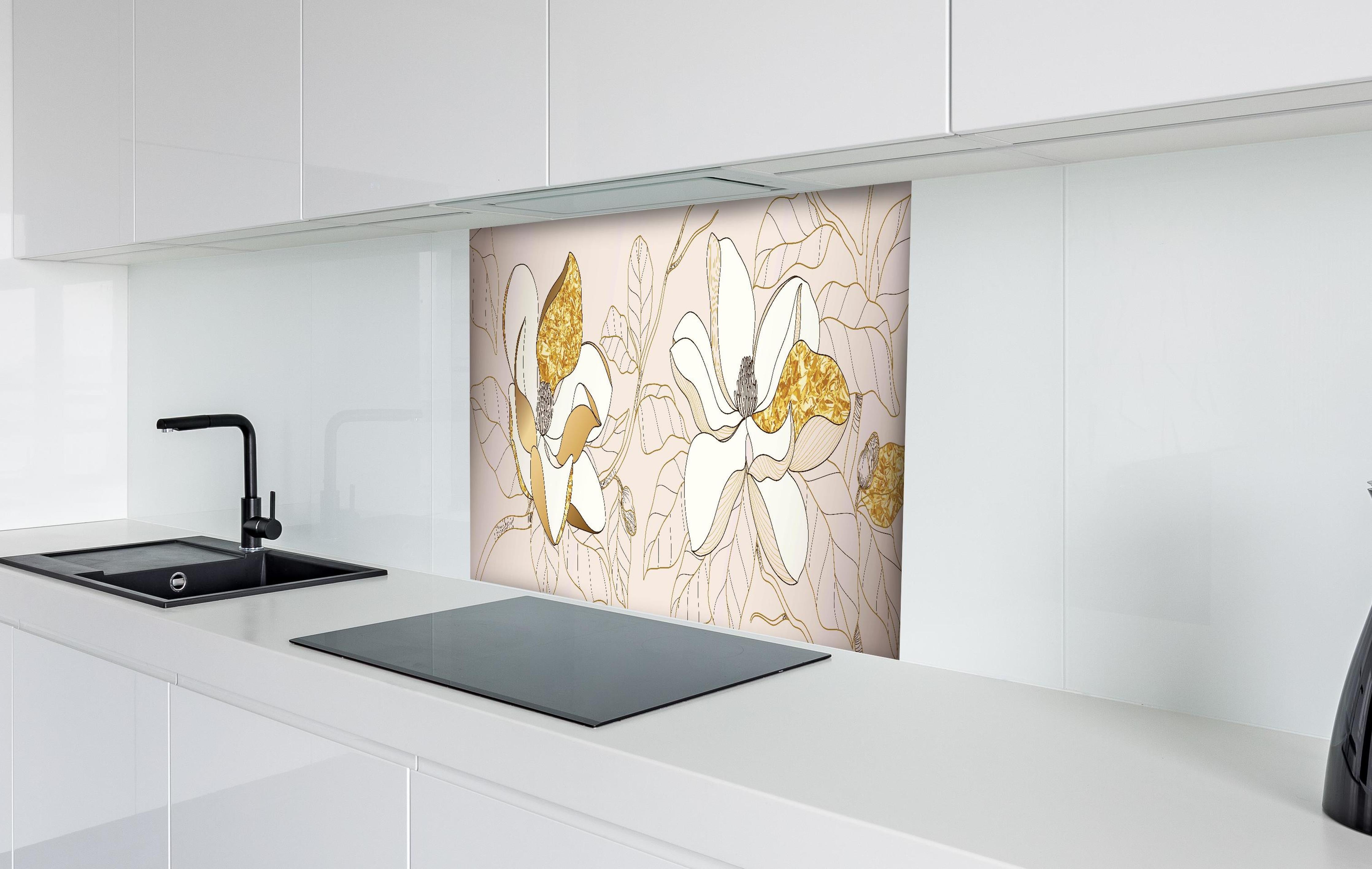 Spritzschutz - Abstrakte Blumenmuster Gouden Illustration hinter einem Cerankochfeld zwischen Holz-Kochutensilien
