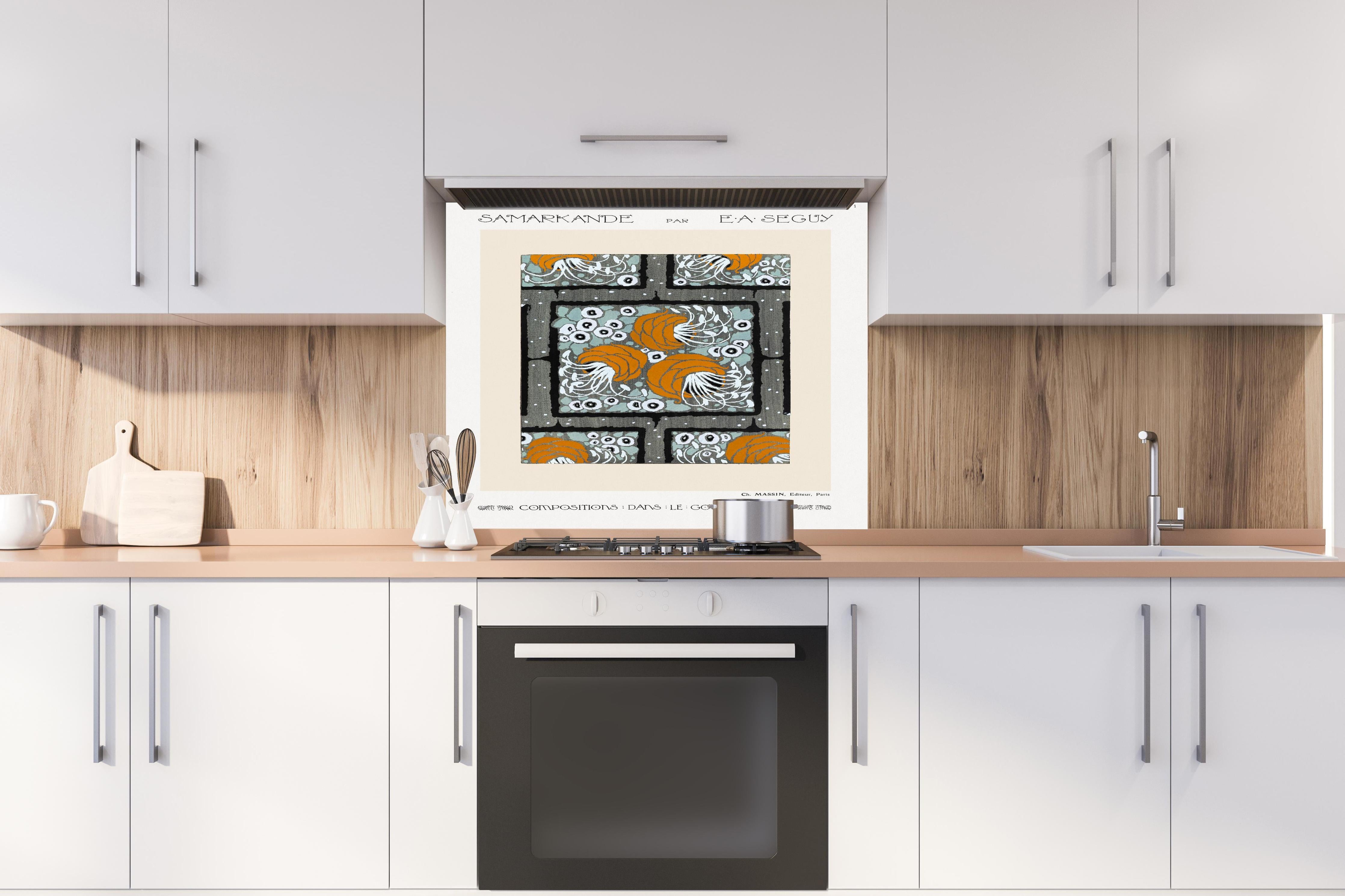 Spritzschutz - Abstrakte Blumentöpfe hinter einem Cerankochfeld zwischen Holz-Kochutensilien
