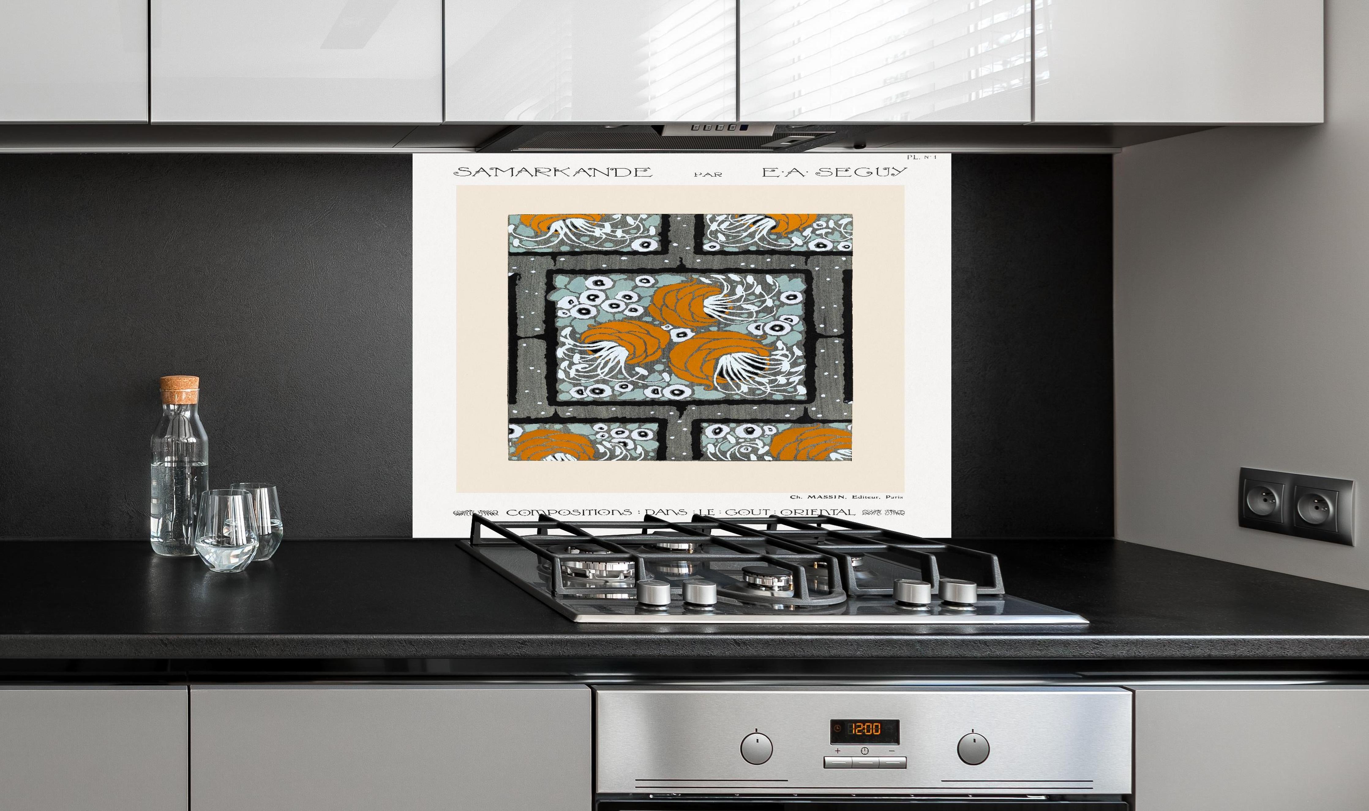 Spritzschutz - Abstrakte Blumentöpfe hinter einem Cerankochfeld zwischen Holz-Kochutensilien
