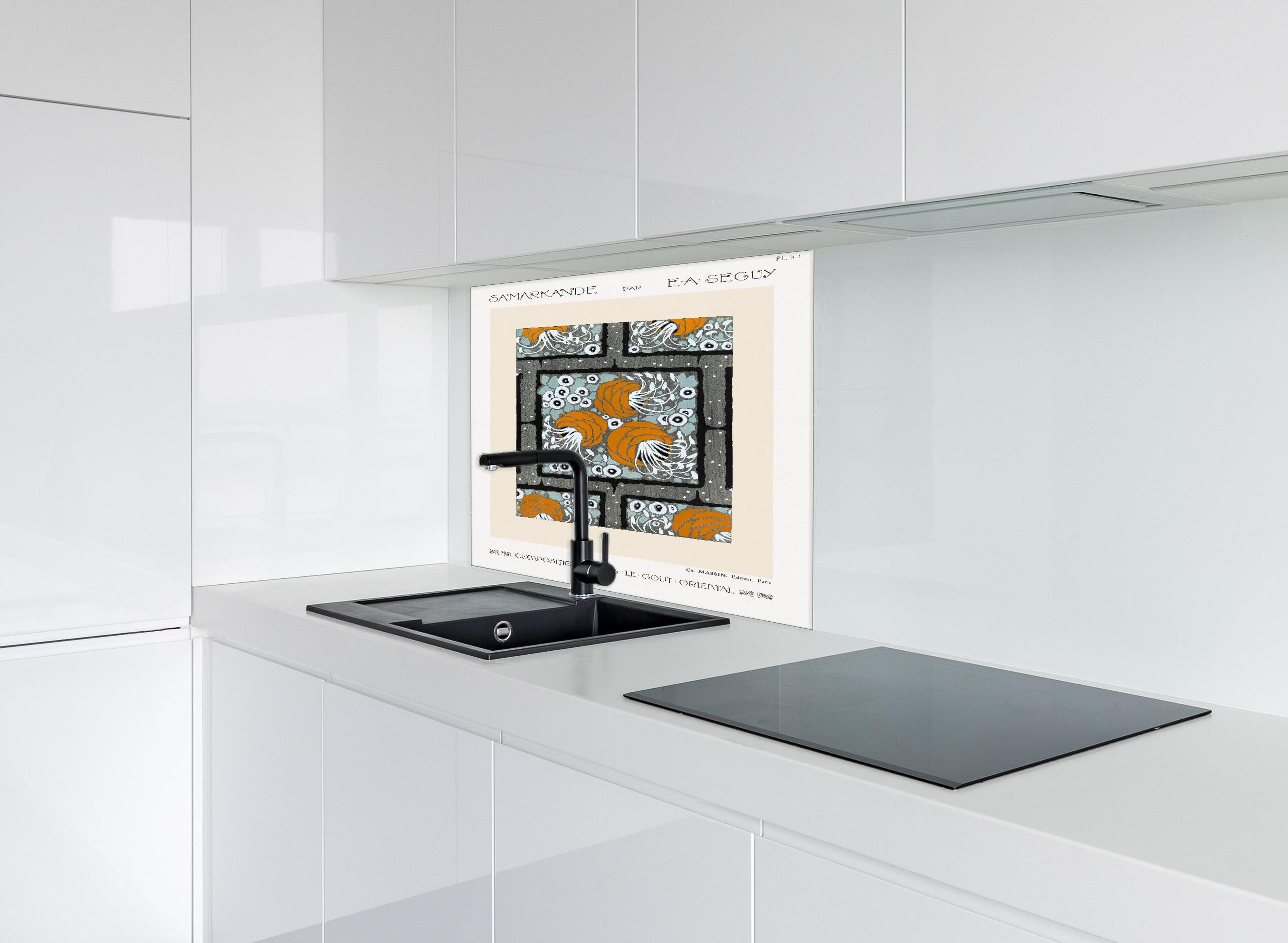 Spritzschutz - Abstrakte Blumentöpfe hinter einem Cerankochfeld zwischen Holz-Kochutensilien
