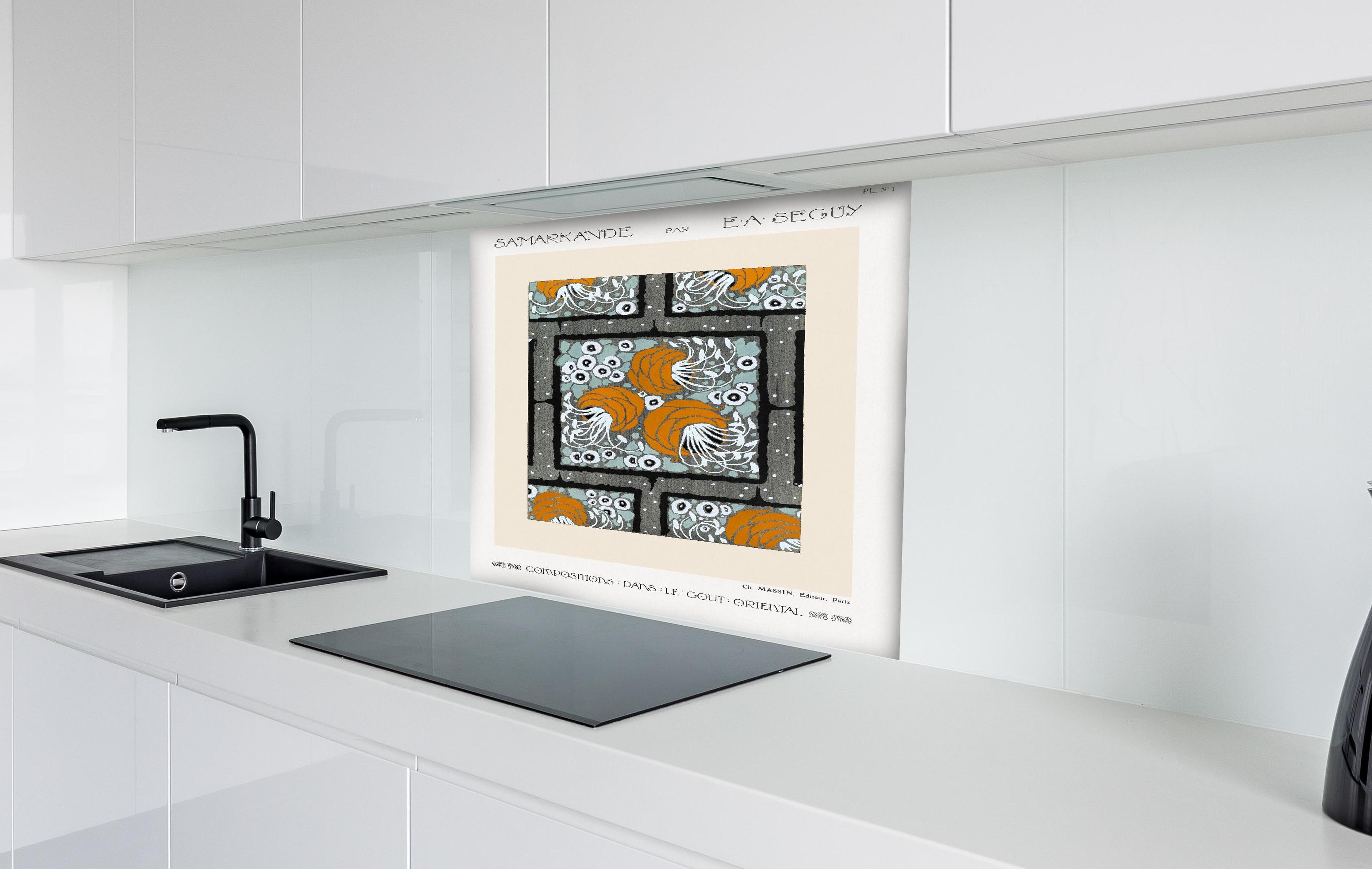 Spritzschutz - Abstrakte Blumentöpfe hinter einem Cerankochfeld zwischen Holz-Kochutensilien
