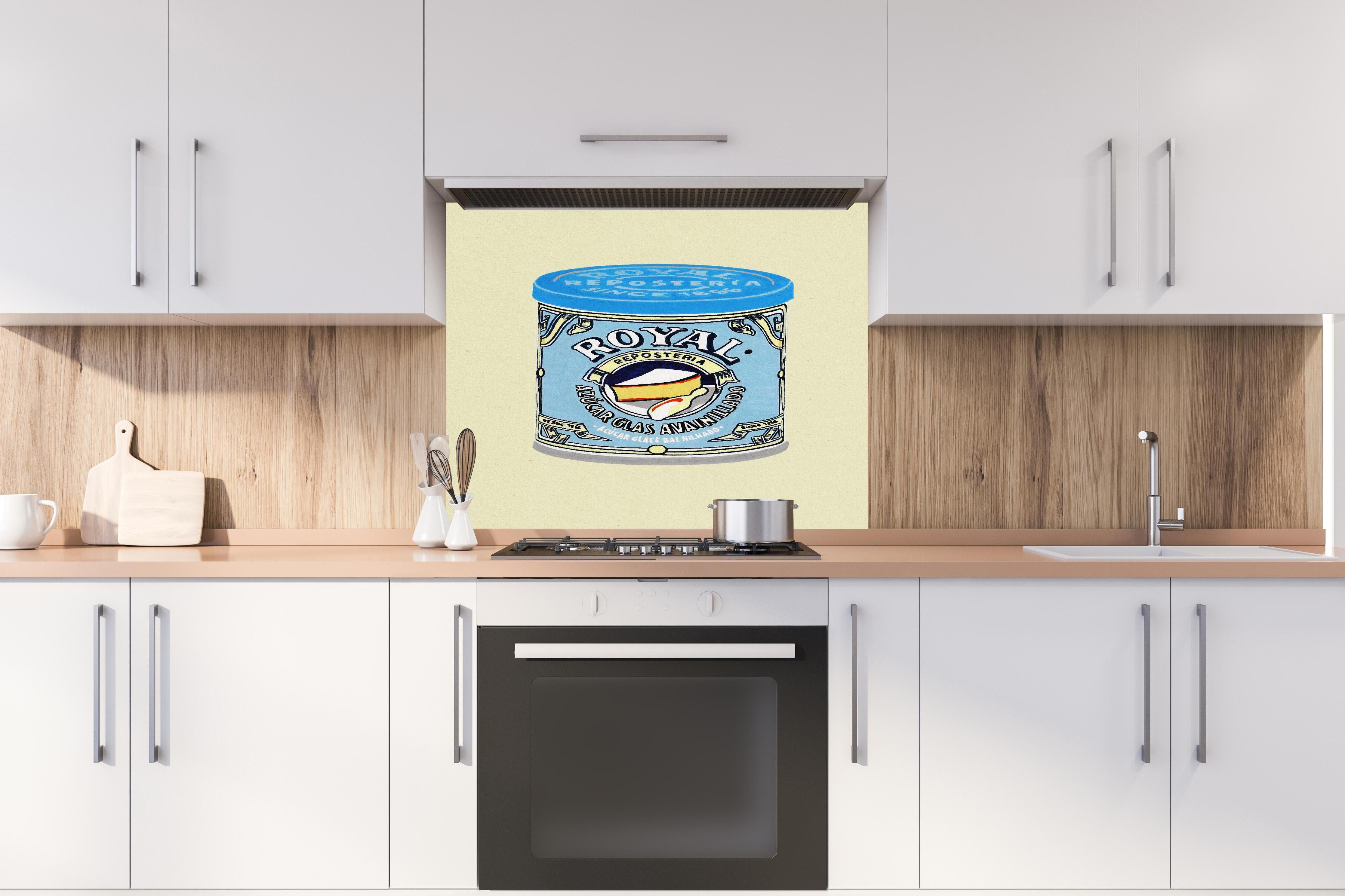 Spritzschutz - Abstrakte Dose hinter einem Cerankochfeld zwischen Holz-Kochutensilien
