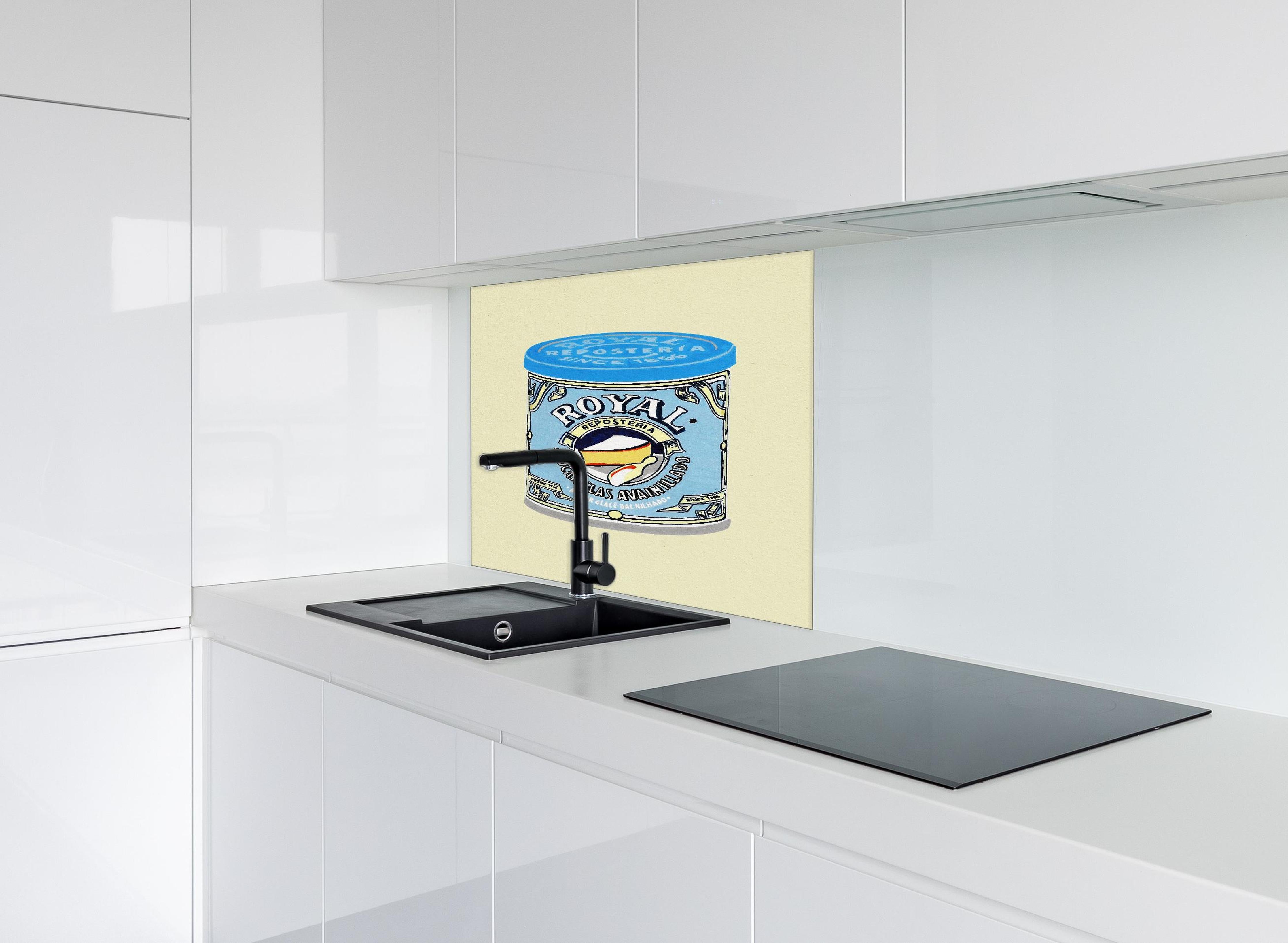 Spritzschutz - Abstrakte Dose hinter einem Cerankochfeld zwischen Holz-Kochutensilien
