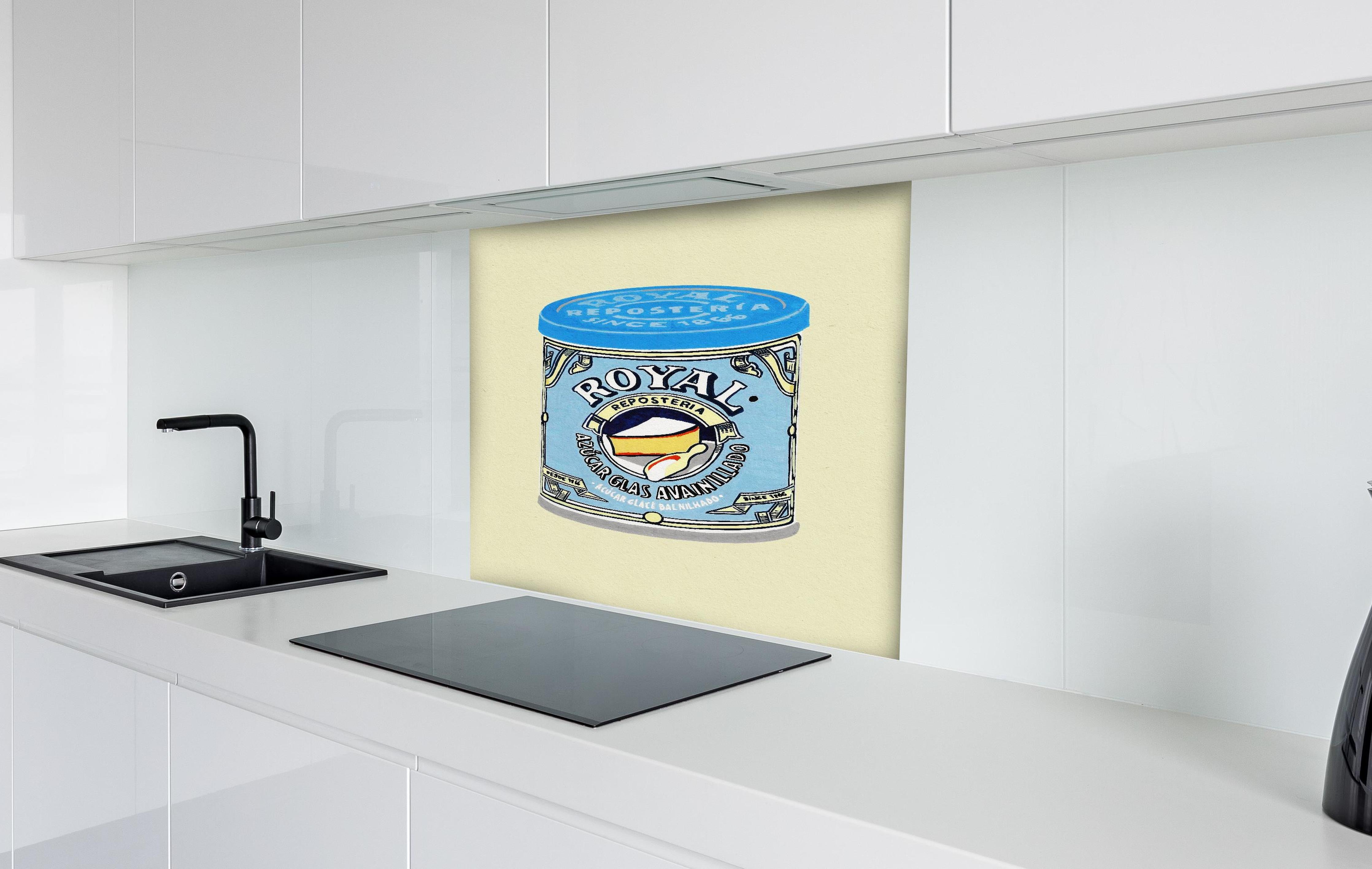 Spritzschutz - Abstrakte Dose hinter einem Cerankochfeld zwischen Holz-Kochutensilien
