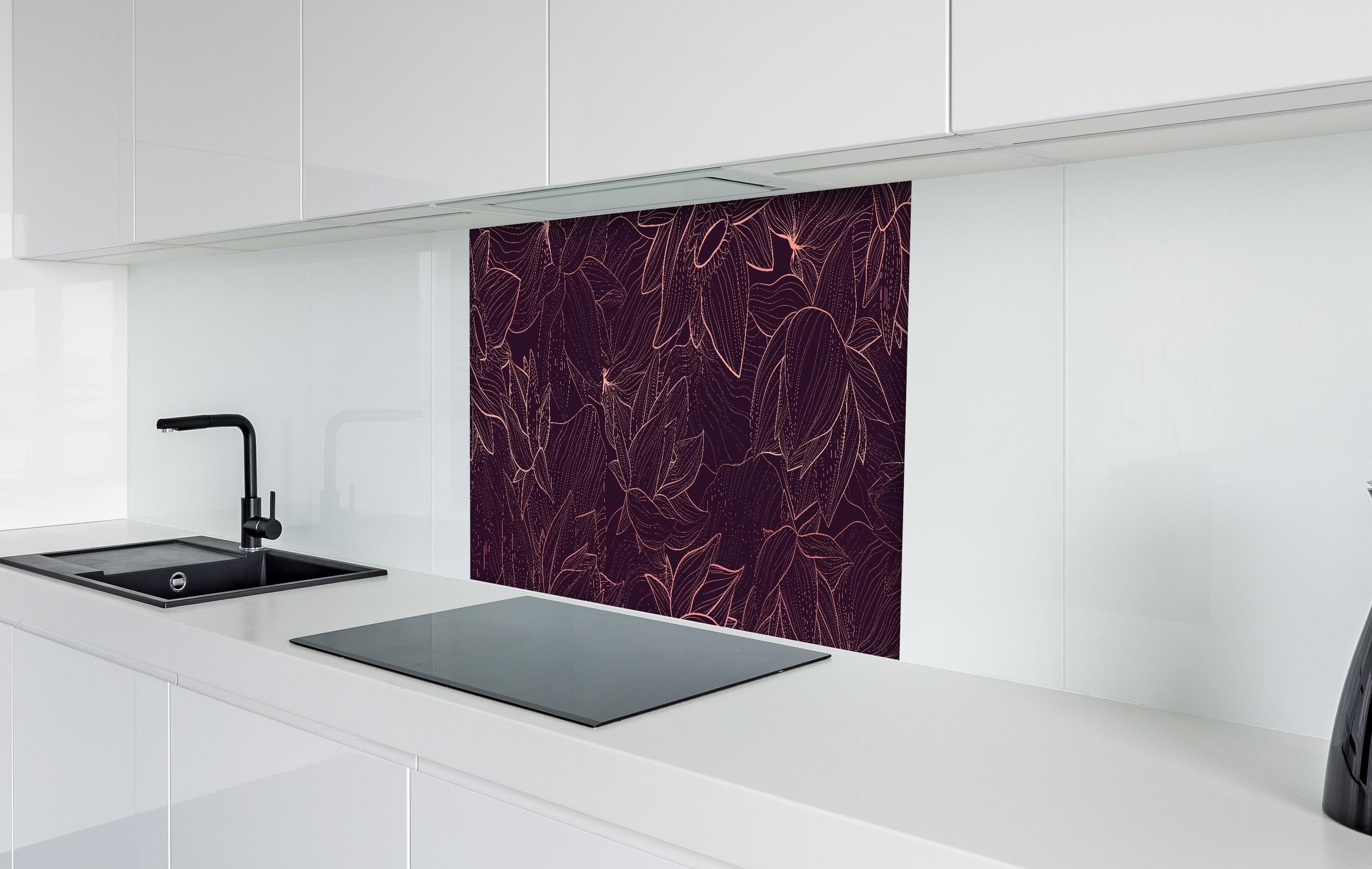 Spritzschutz - Abstrakte Dunkellila Blüten Illustration hinter einem Cerankochfeld zwischen Holz-Kochutensilien
