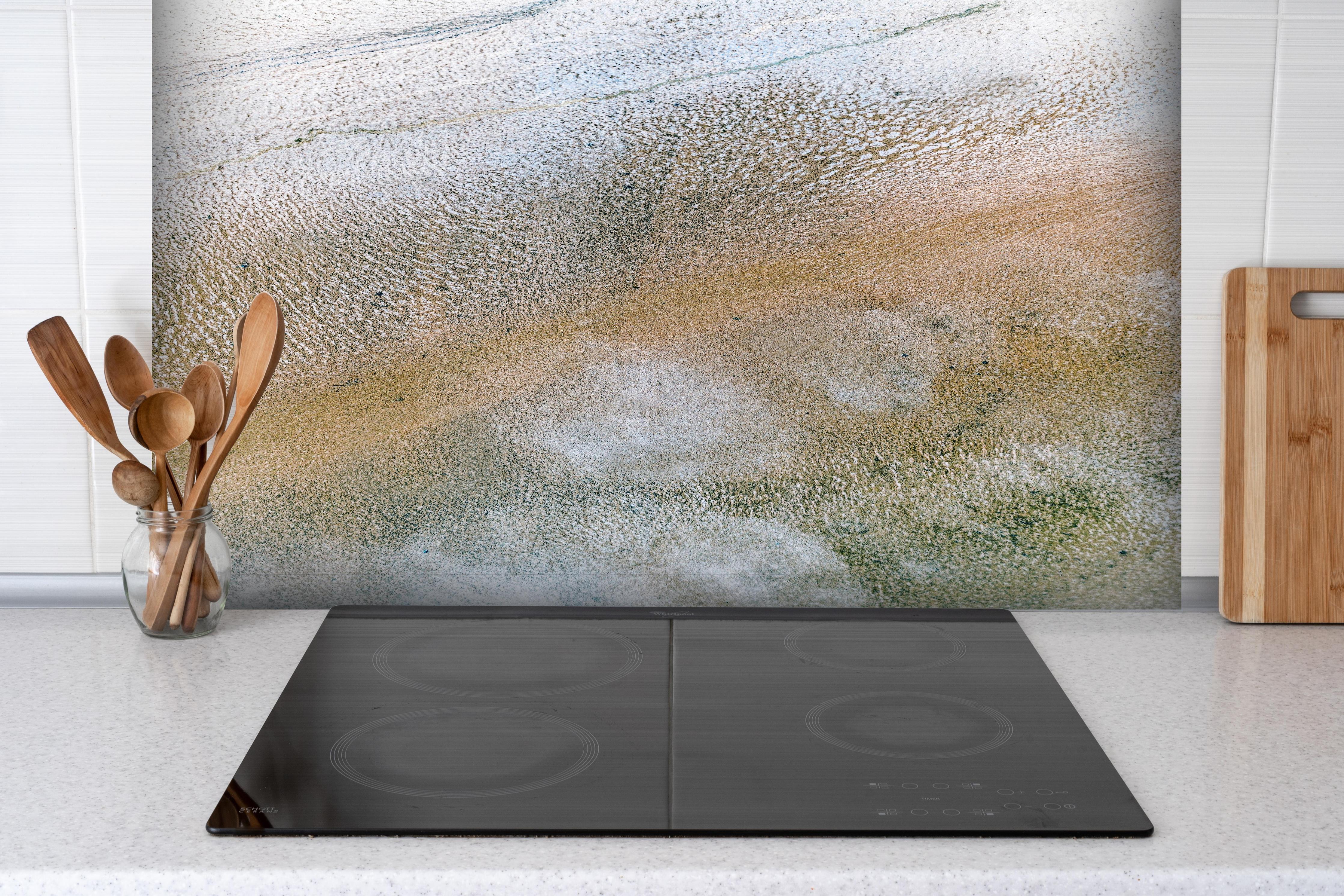 Spritzschutz - Abstrakte Erdton-Textur mit Nuancen hinter einem Cerankochfeld zwischen Holz-Kochutensilien
