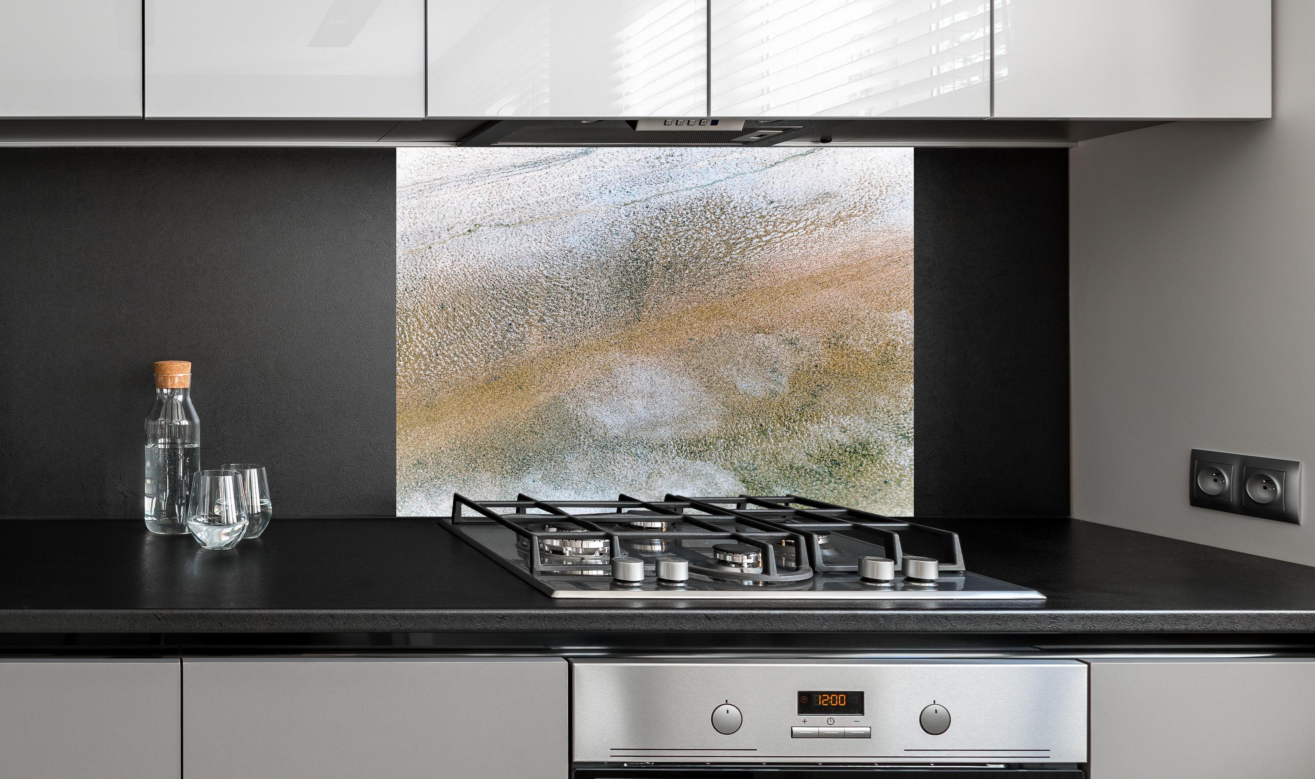 Spritzschutz - Abstrakte Erdton-Textur mit Nuancen hinter einem Cerankochfeld zwischen Holz-Kochutensilien
