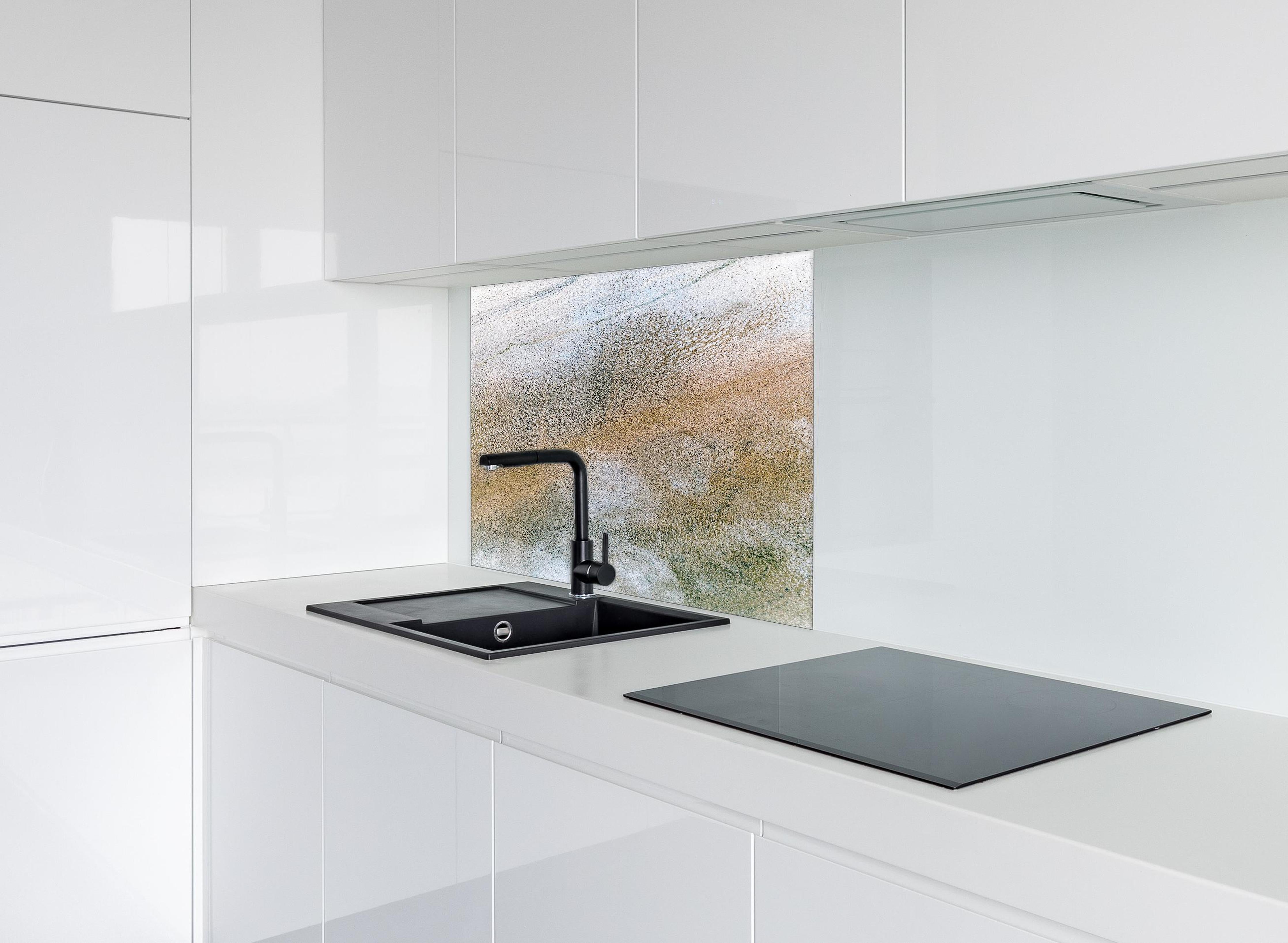 Spritzschutz - Abstrakte Erdton-Textur mit Nuancen hinter einem Cerankochfeld zwischen Holz-Kochutensilien
