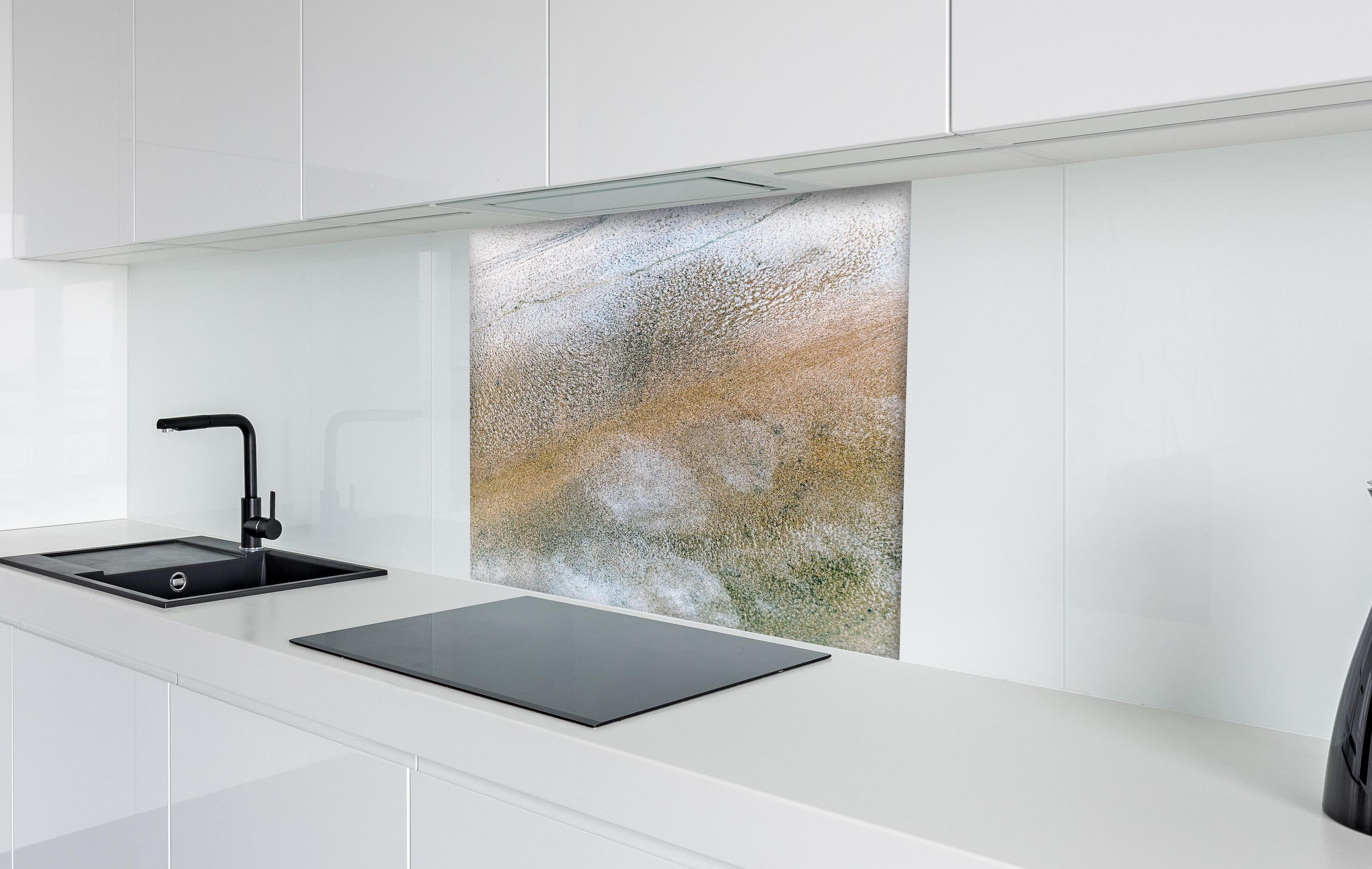 Spritzschutz - Abstrakte Erdton-Textur mit Nuancen hinter einem Cerankochfeld zwischen Holz-Kochutensilien
