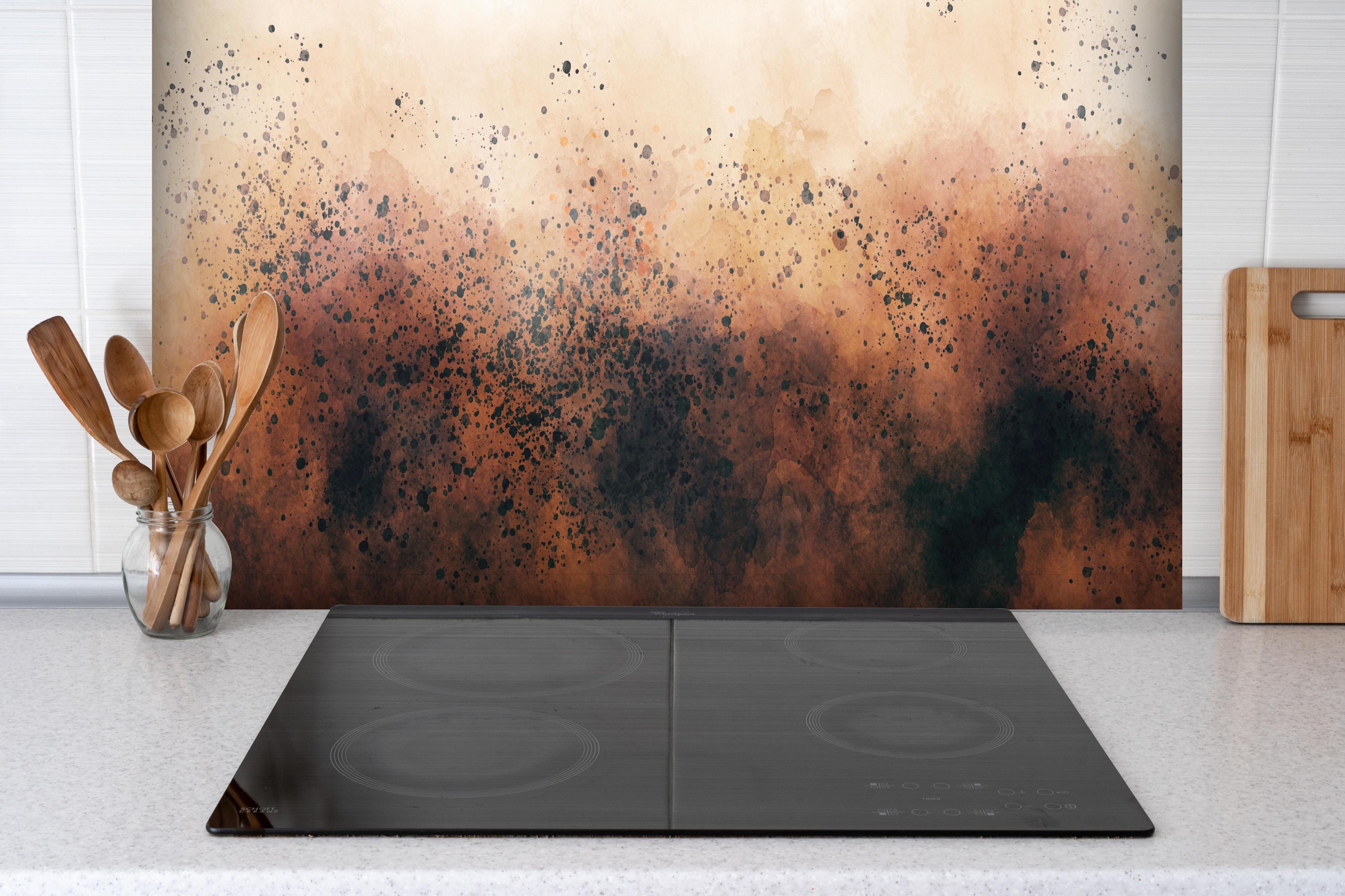 Spritzschutz - Abstrakte Explosion in Rauchfarben Kunstbild hinter einem Cerankochfeld zwischen Holz-Kochutensilien
