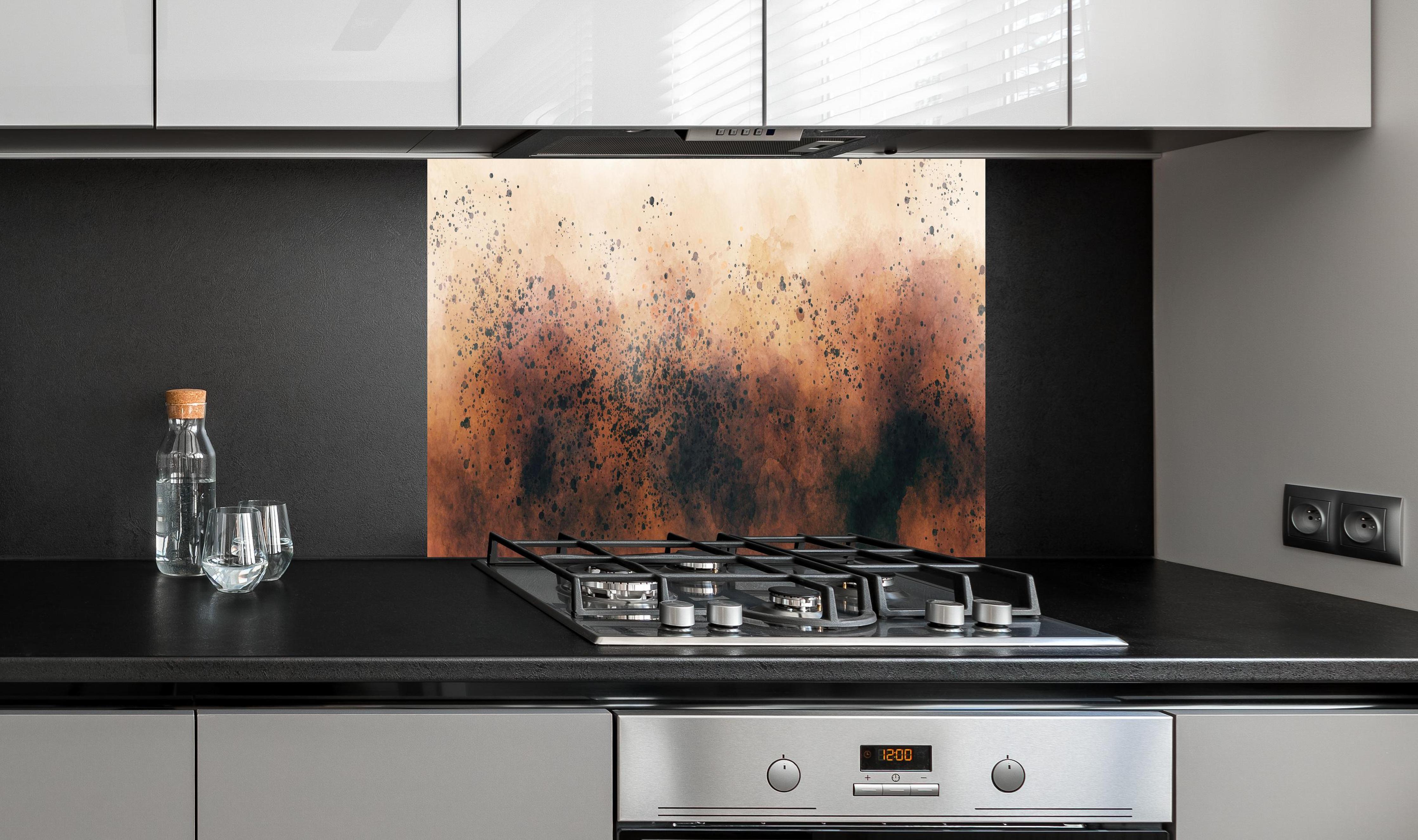 Spritzschutz - Abstrakte Explosion in Rauchfarben Kunstbild hinter einem Cerankochfeld zwischen Holz-Kochutensilien
