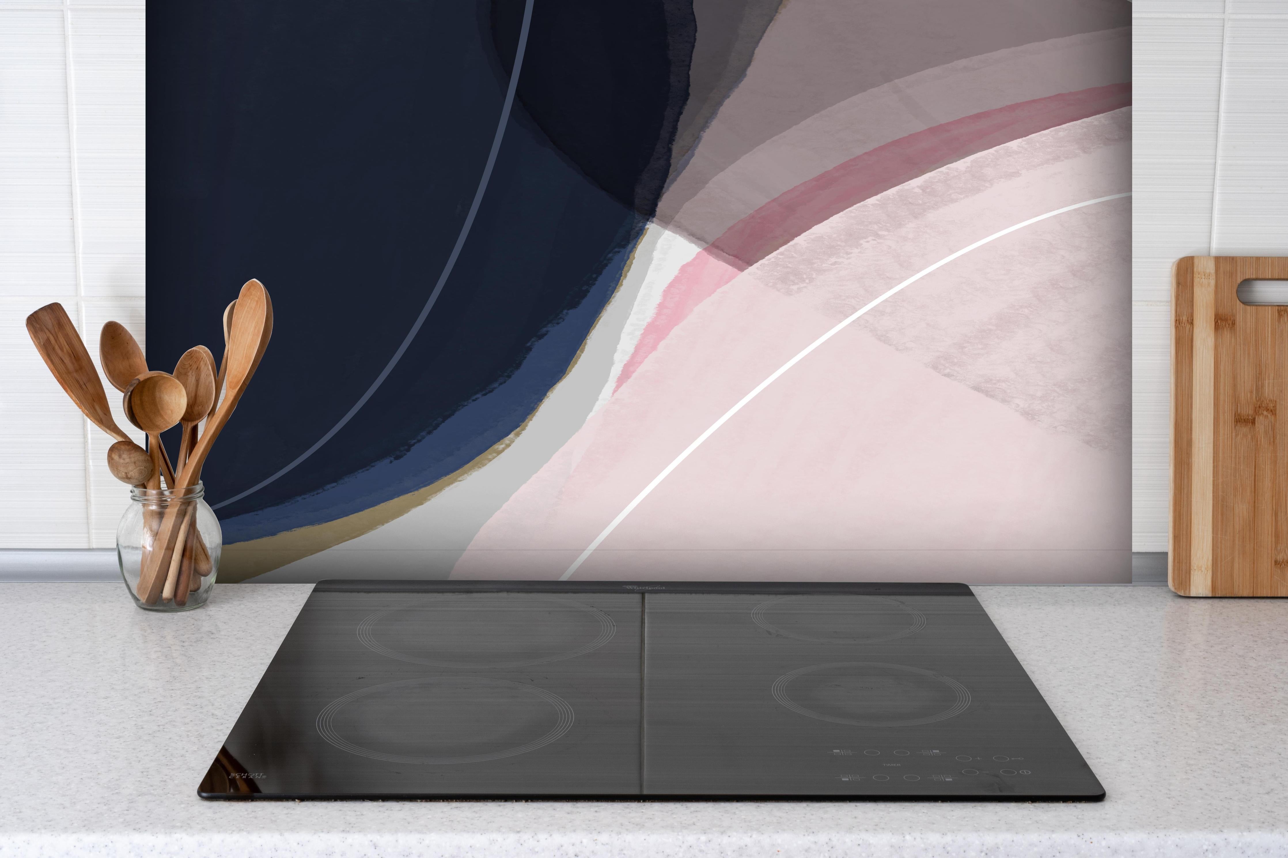 Spritzschutz - Abstrakte Geometrie in Sanften Pastelltönen hinter einem Cerankochfeld zwischen Holz-Kochutensilien
