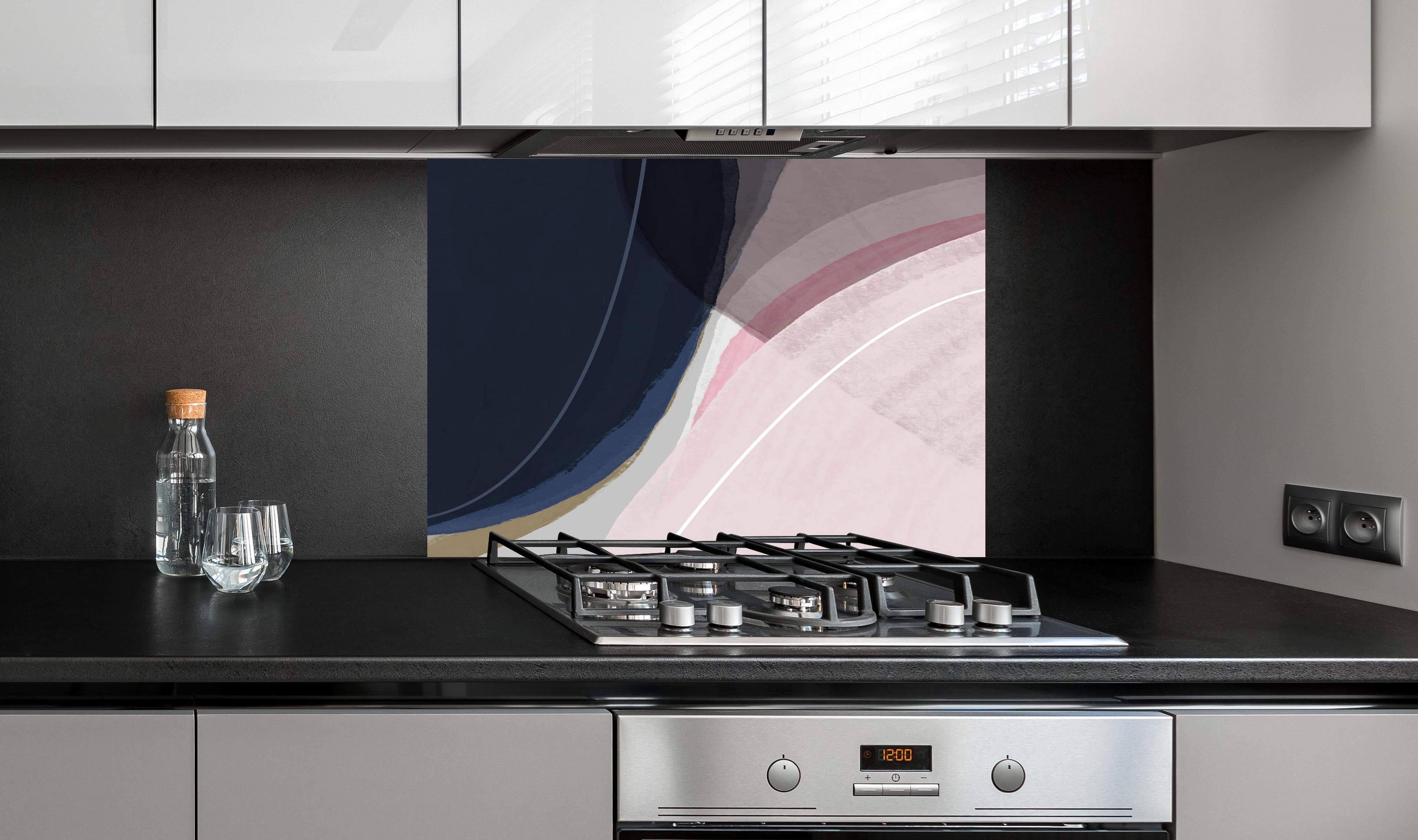 Spritzschutz - Abstrakte Geometrie in Sanften Pastelltönen hinter einem Cerankochfeld zwischen Holz-Kochutensilien
