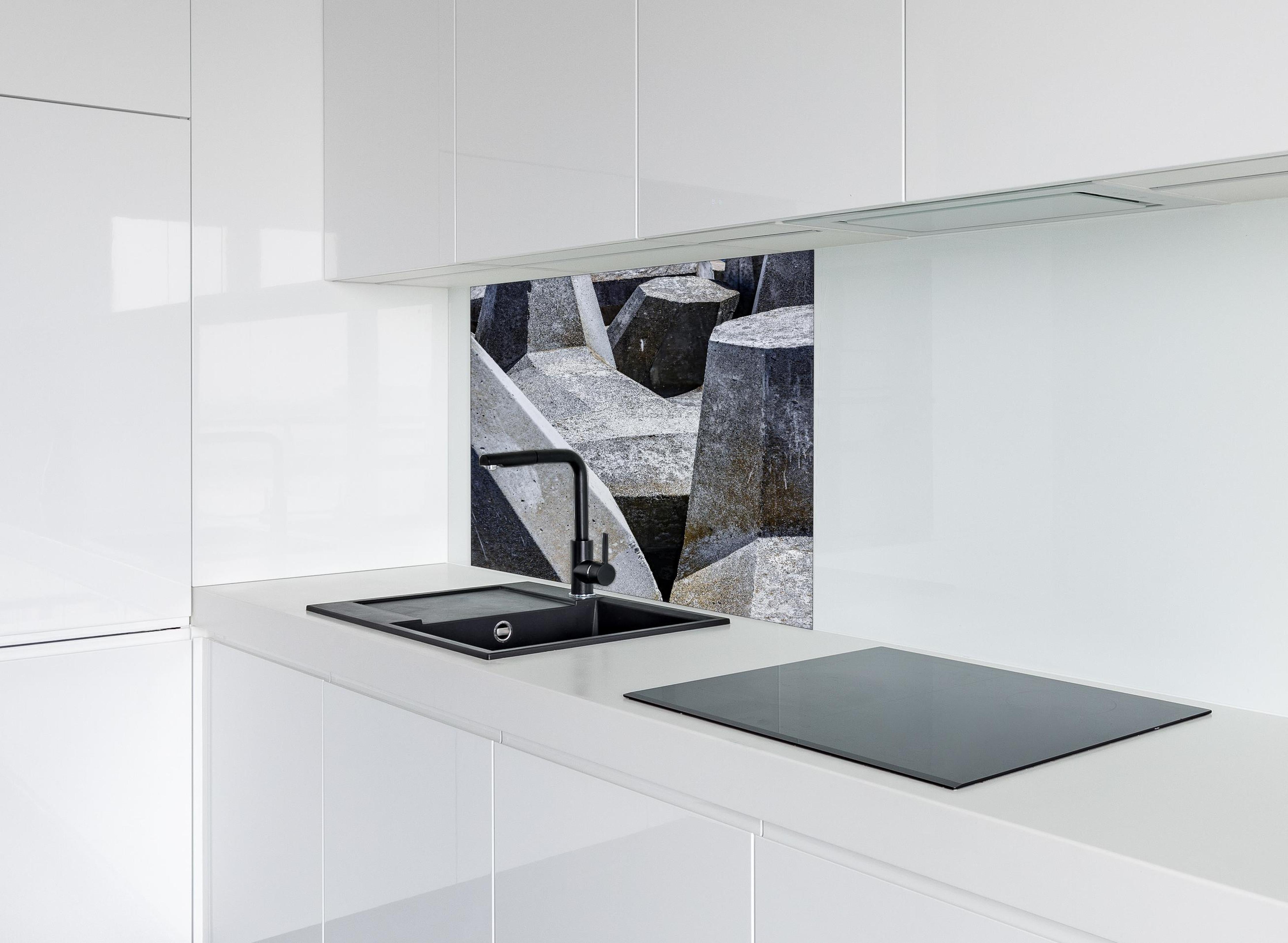 Spritzschutz - Abstrakte Geometrie in Steinoptik Grau-Weiß hinter einem Cerankochfeld zwischen Holz-Kochutensilien
