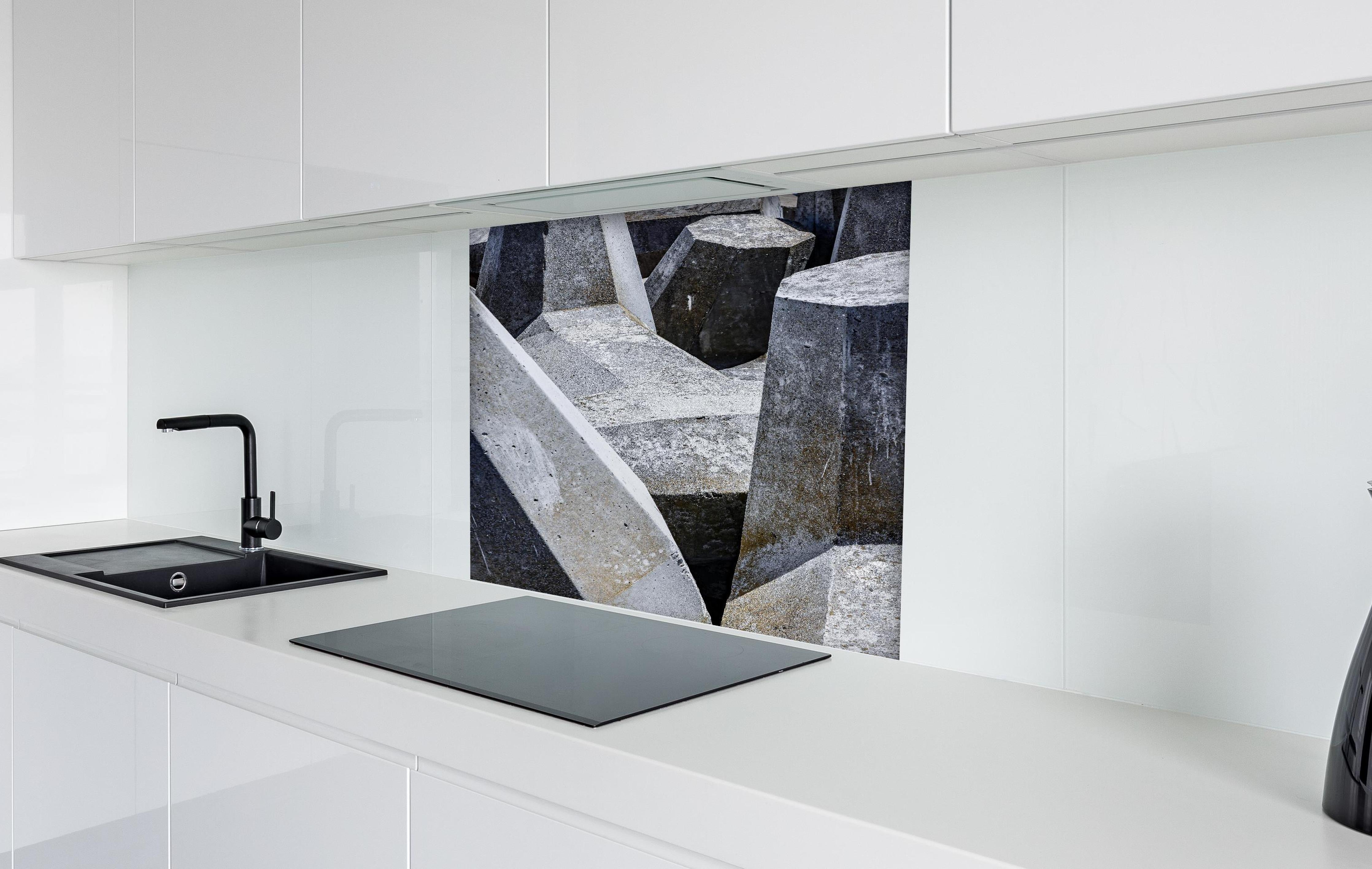 Spritzschutz - Abstrakte Geometrie in Steinoptik Grau-Weiß hinter einem Cerankochfeld zwischen Holz-Kochutensilien
