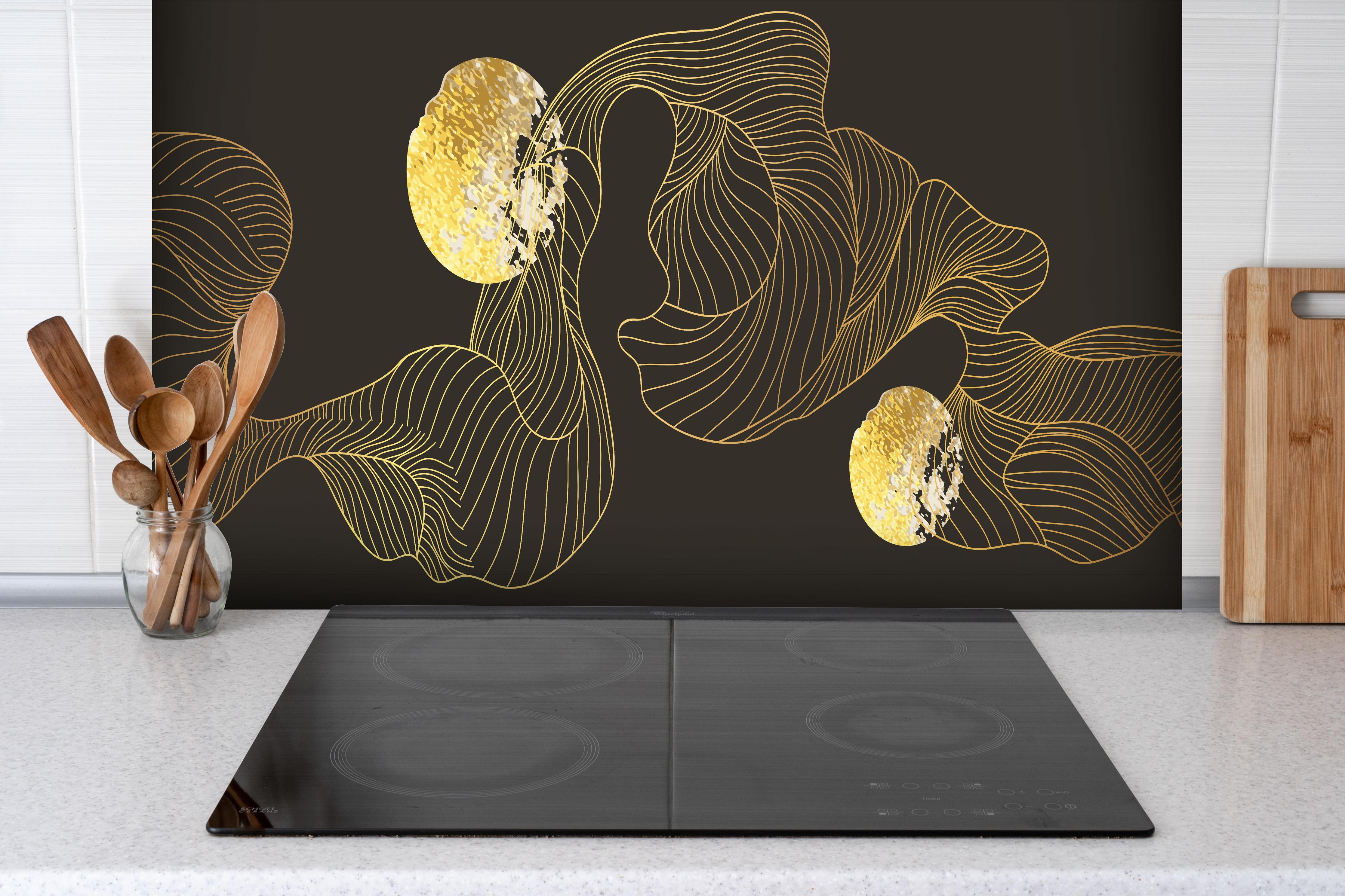 Spritzschutz - Abstrakte Goldene Lineart auf Schwarz hinter einem Cerankochfeld zwischen Holz-Kochutensilien
