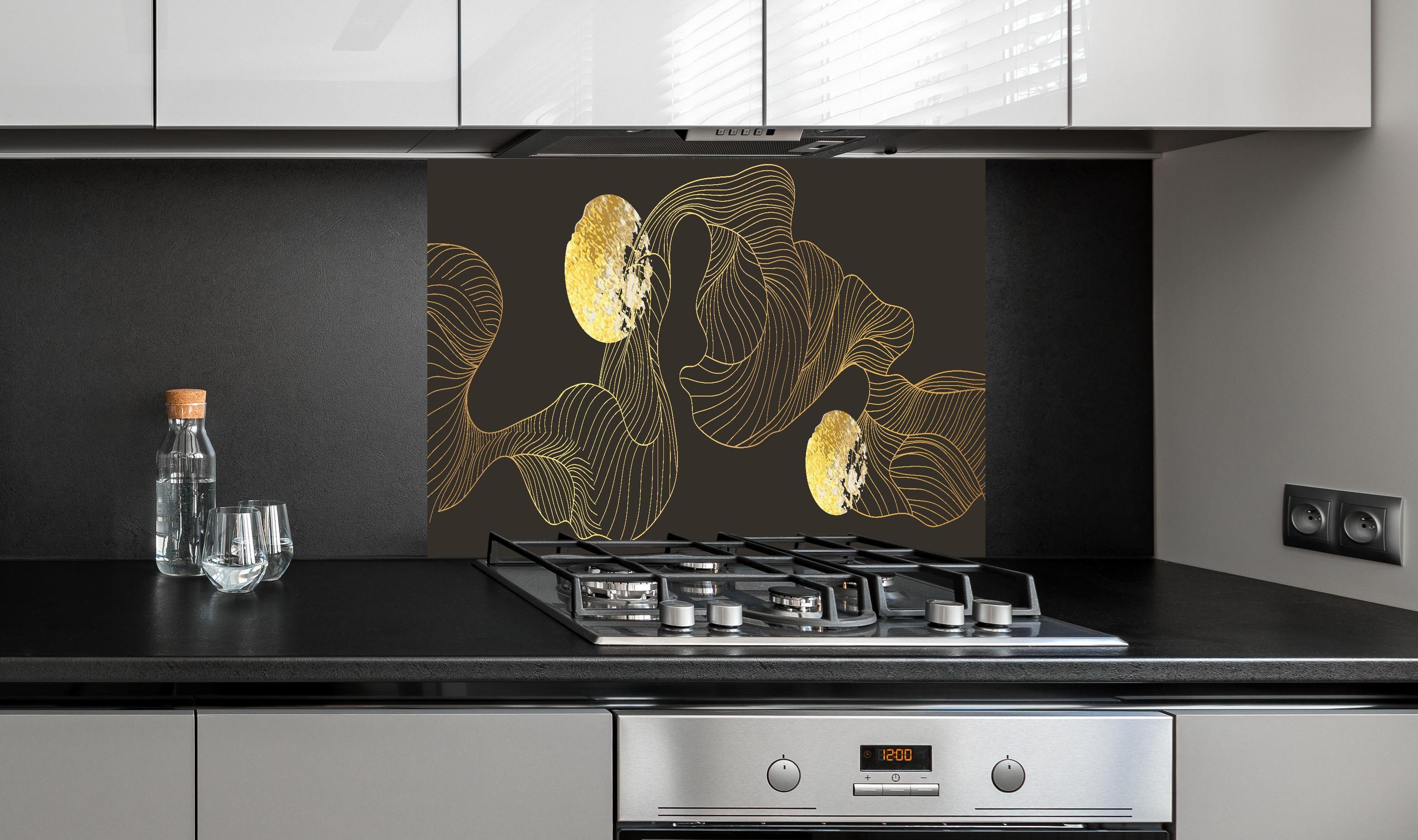Spritzschutz - Abstrakte Goldene Lineart auf Schwarz hinter einem Cerankochfeld zwischen Holz-Kochutensilien

