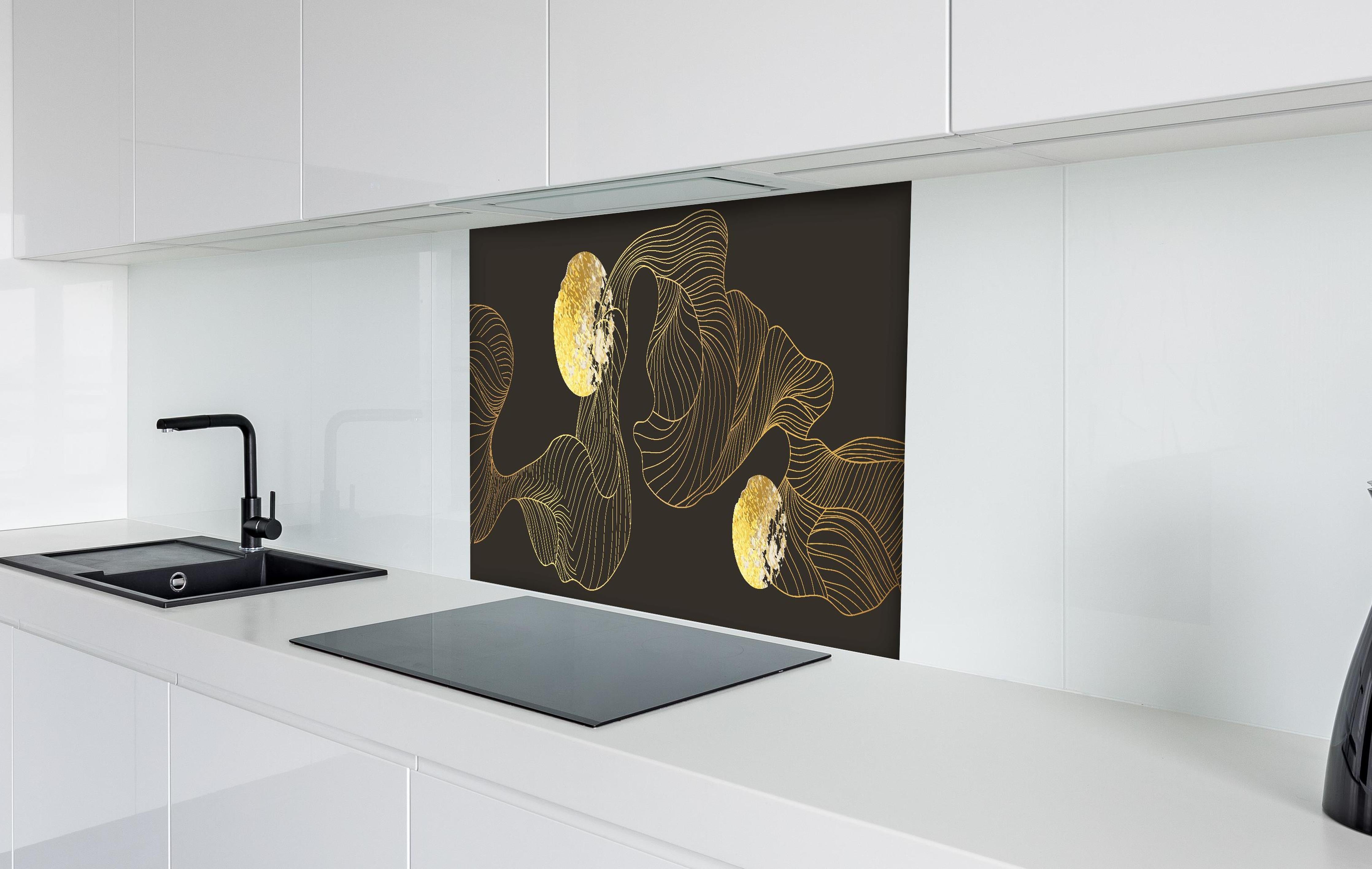 Spritzschutz - Abstrakte Goldene Lineart auf Schwarz hinter einem Cerankochfeld zwischen Holz-Kochutensilien
