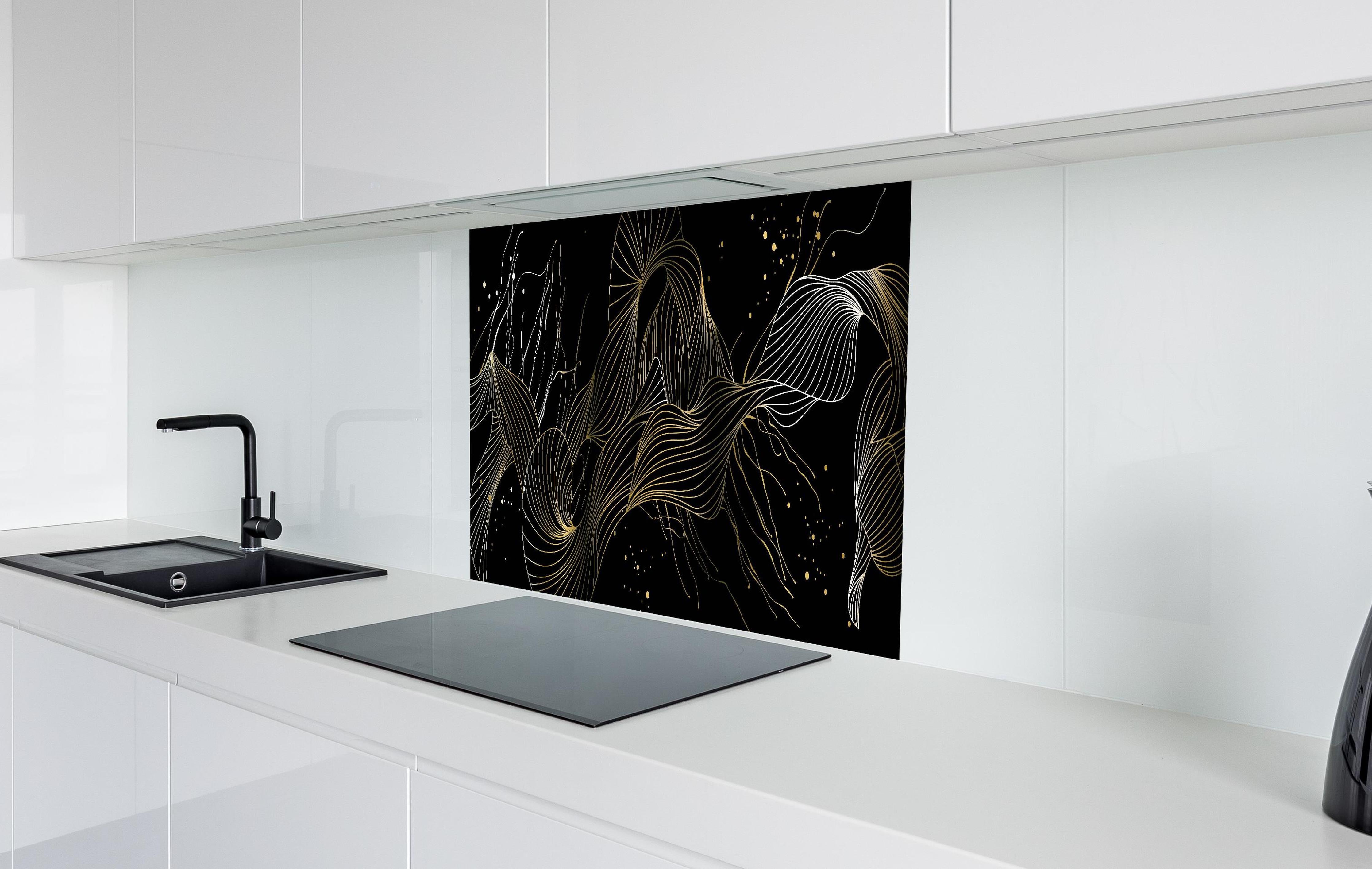 Spritzschutz - Abstrakte Goldlinien-Kunst auf schwarzem Hintergrund hinter einem Cerankochfeld zwischen Holz-Kochutensilien
