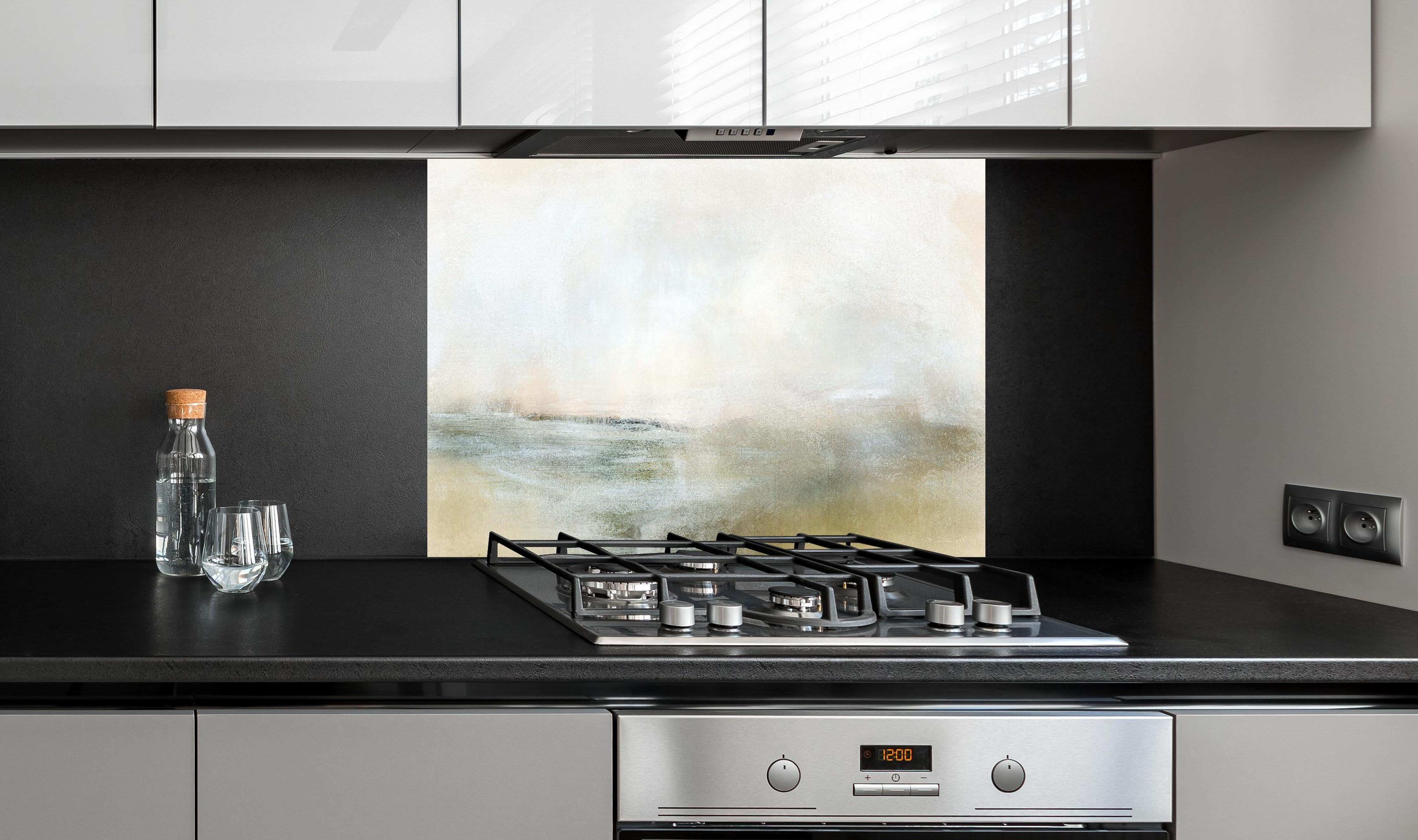 Spritzschutz - Abstrakte Grafik - Öl Farben hinter einem Cerankochfeld zwischen Holz-Kochutensilien
