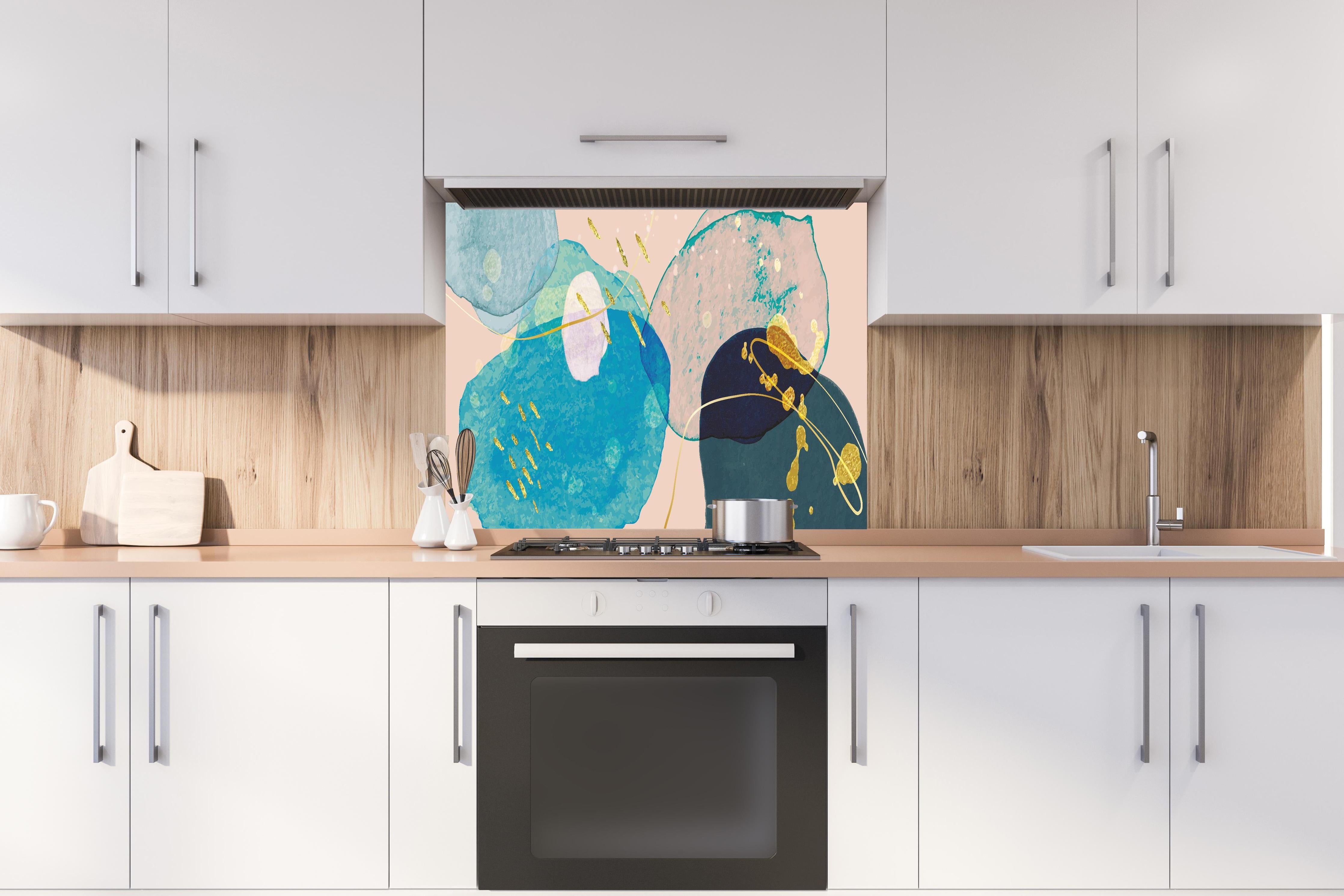 Spritzschutz - Abstrakte Illustration in Pastellfarbtönen hinter einem Cerankochfeld zwischen Holz-Kochutensilien
