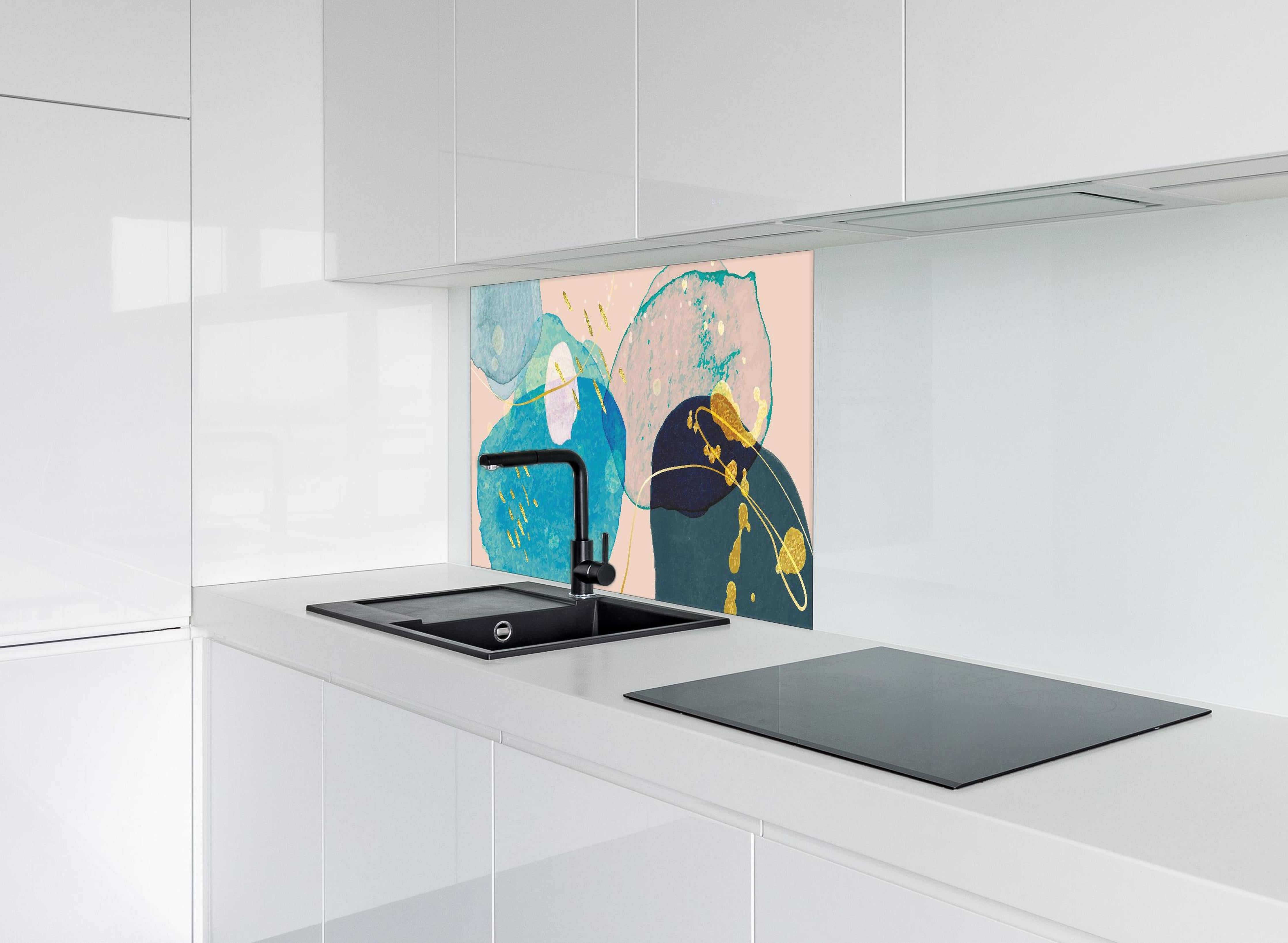 Spritzschutz - Abstrakte Illustration in Pastellfarbtönen hinter einem Cerankochfeld zwischen Holz-Kochutensilien
