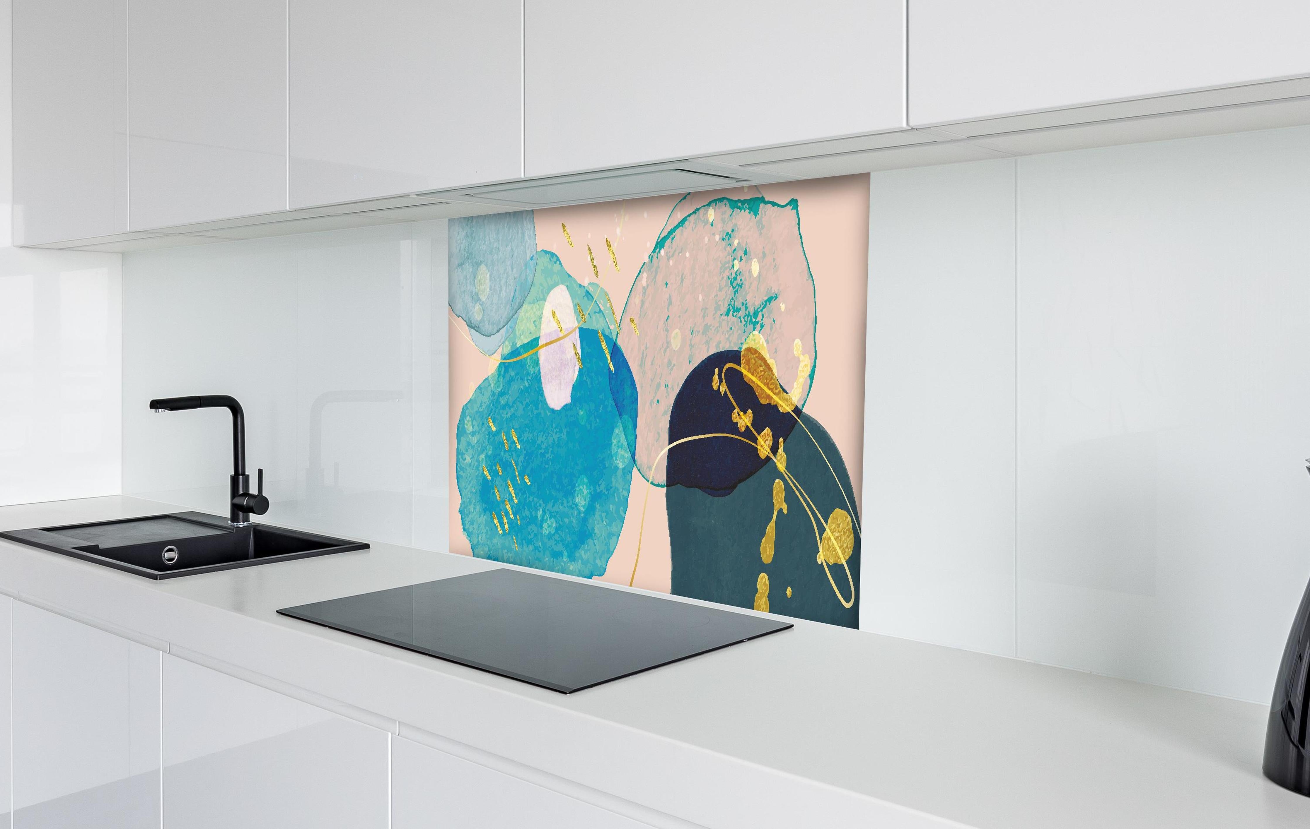 Spritzschutz - Abstrakte Illustration in Pastellfarbtönen hinter einem Cerankochfeld zwischen Holz-Kochutensilien
