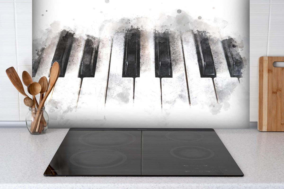 Spritzschutz - Abstrakte Klaviertastatur - Schwarz-weiß hinter einem Cerankochfeld zwischen Holz-Kochutensilien
