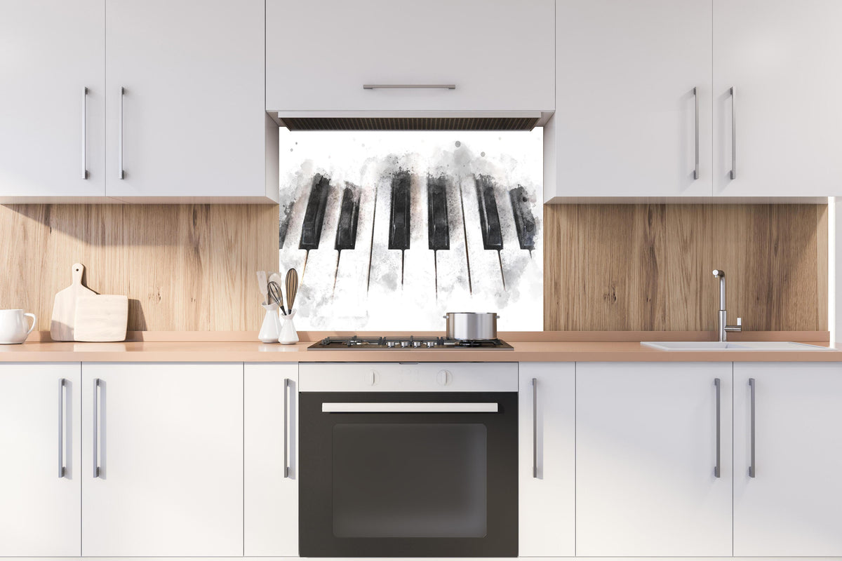 Spritzschutz - Abstrakte Klaviertastatur - Schwarz-weiß hinter einem Cerankochfeld zwischen Holz-Kochutensilien
