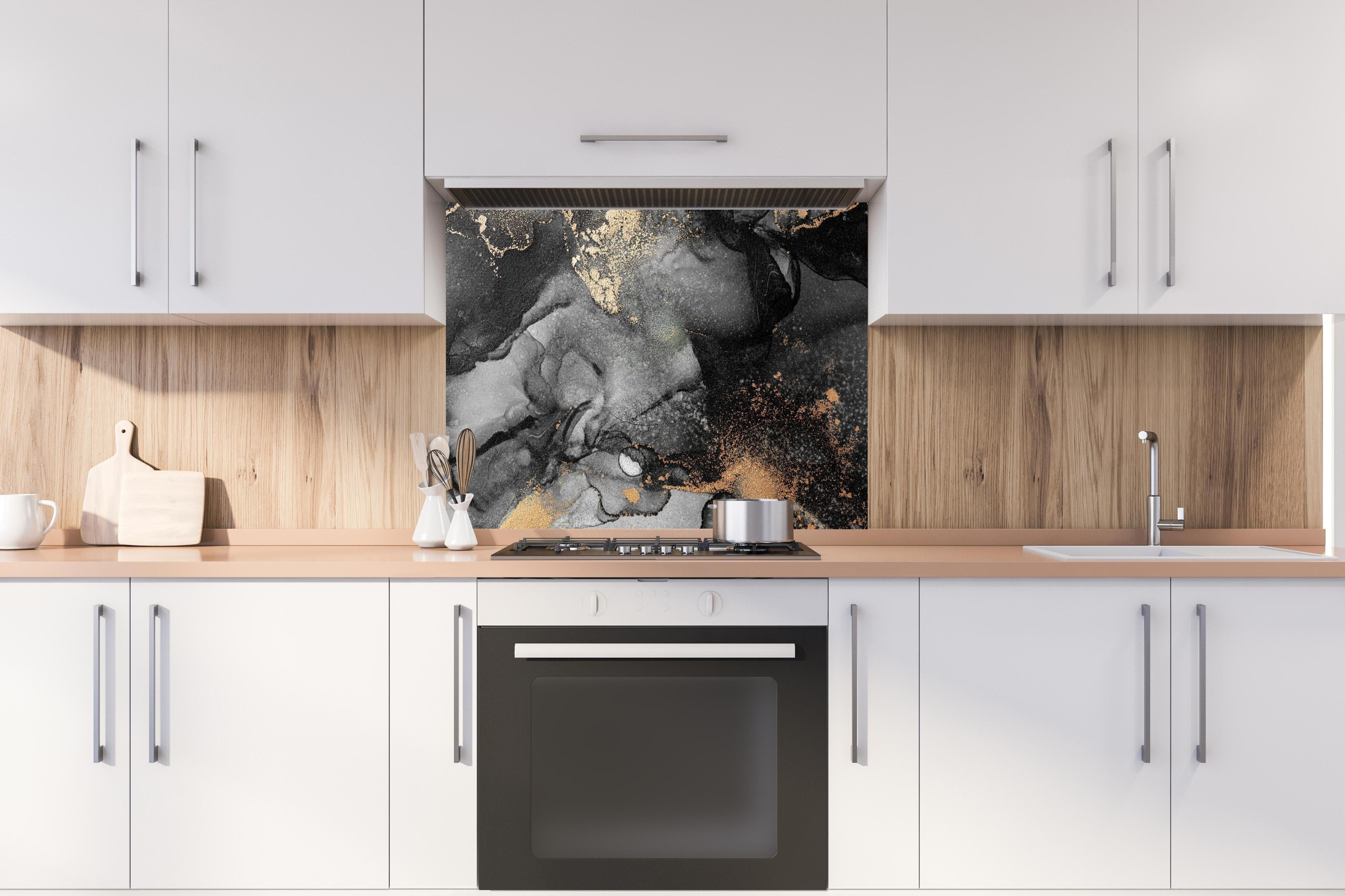 Spritzschutz - Abstrakte Kunst - Flüssigmalerei hinter einem Cerankochfeld zwischen Holz-Kochutensilien
