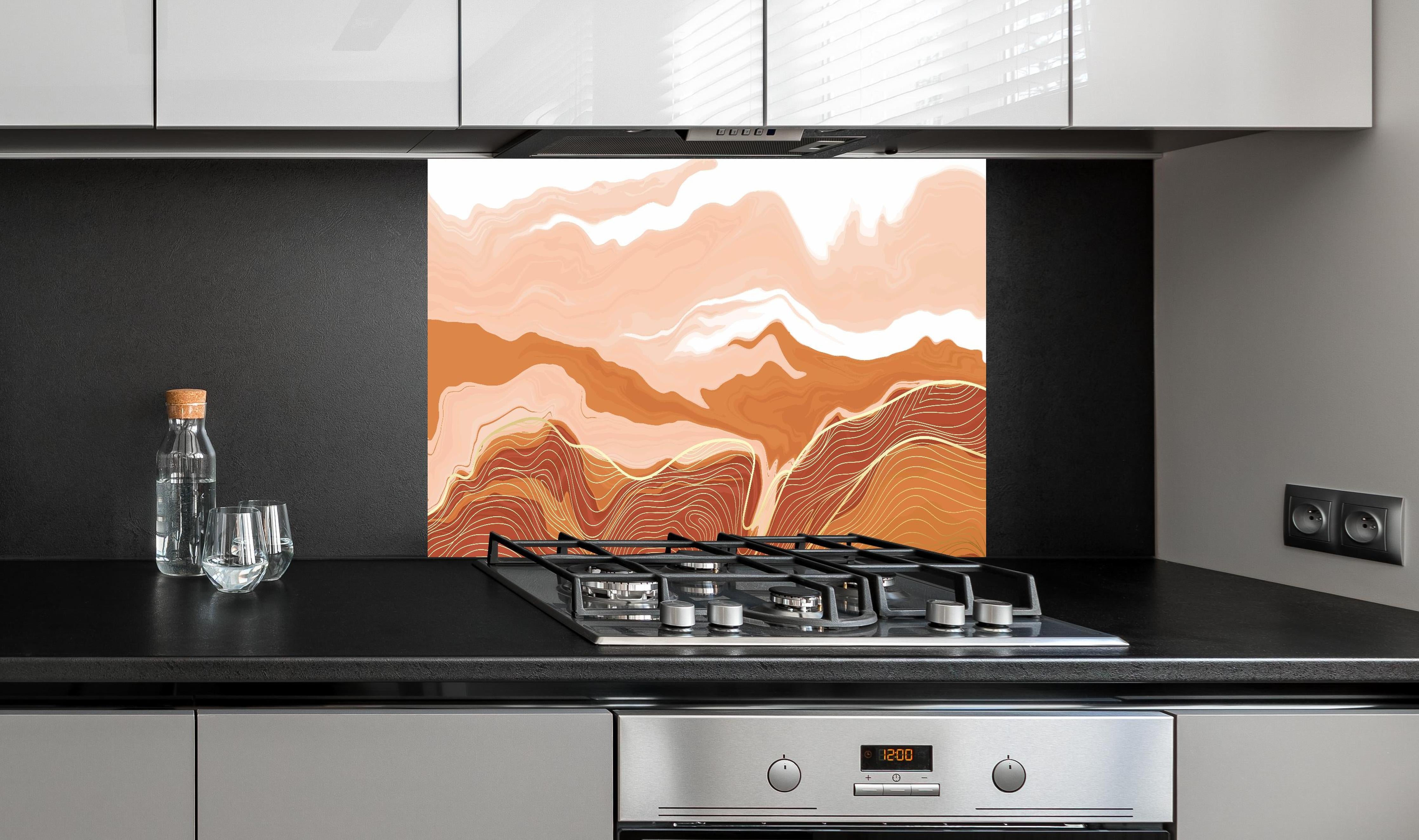 Spritzschutz - Abstrakte Kunst Linien Erdtöne Muster hinter einem Cerankochfeld zwischen Holz-Kochutensilien
