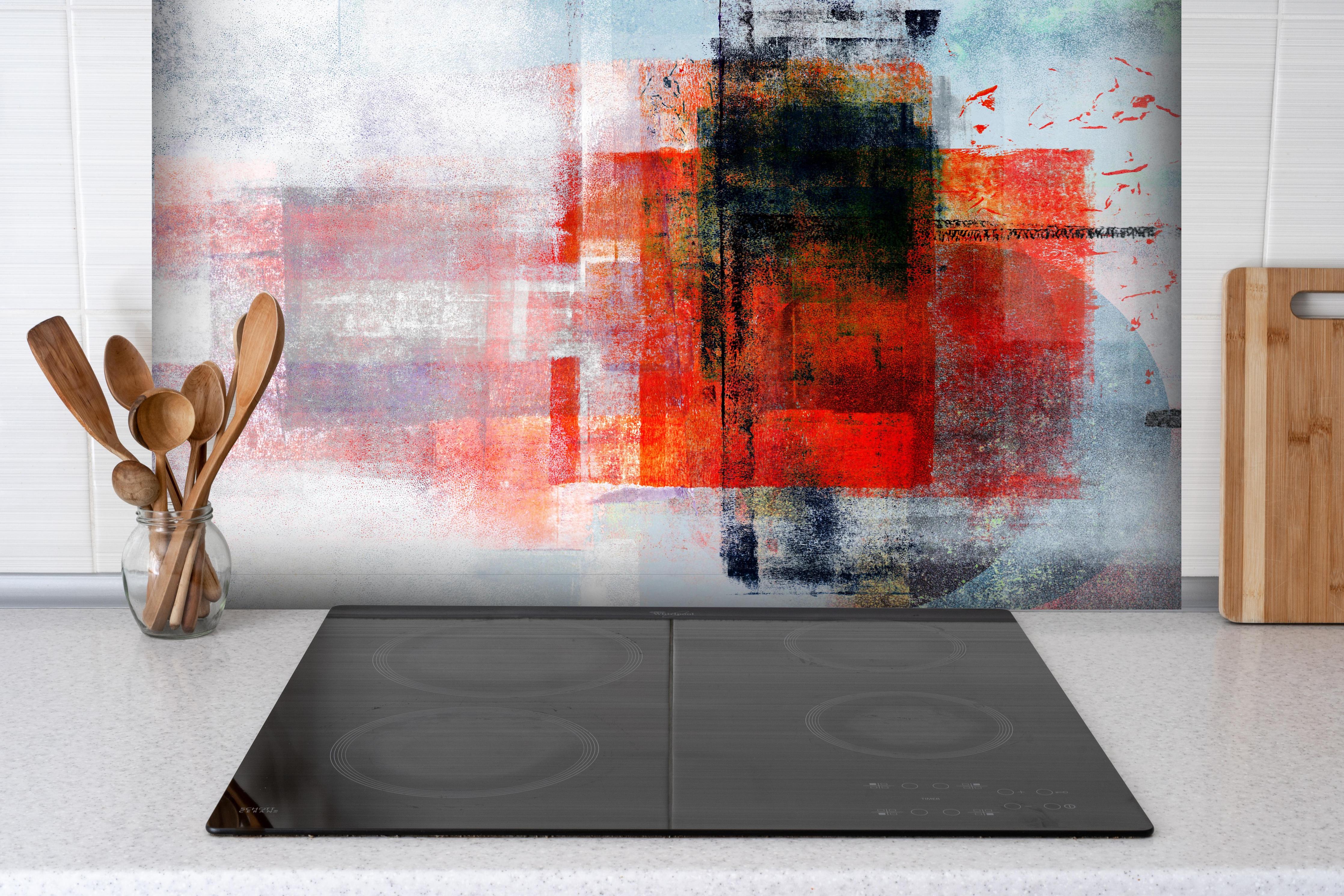 Spritzschutz - Abstrakte Kunst Rot Grau Textur hinter einem Cerankochfeld zwischen Holz-Kochutensilien
