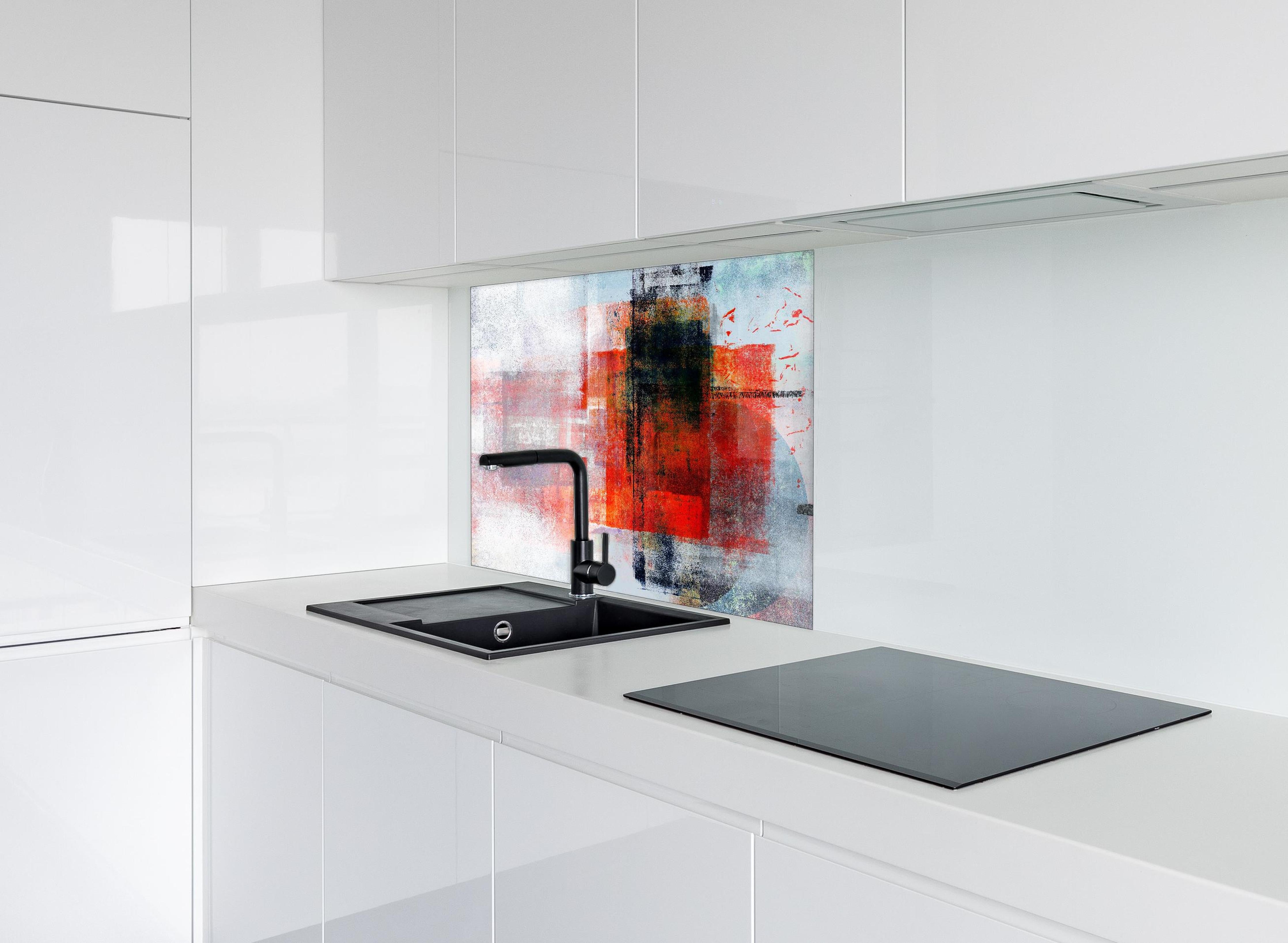 Spritzschutz - Abstrakte Kunst Rot Grau Textur hinter einem Cerankochfeld zwischen Holz-Kochutensilien
