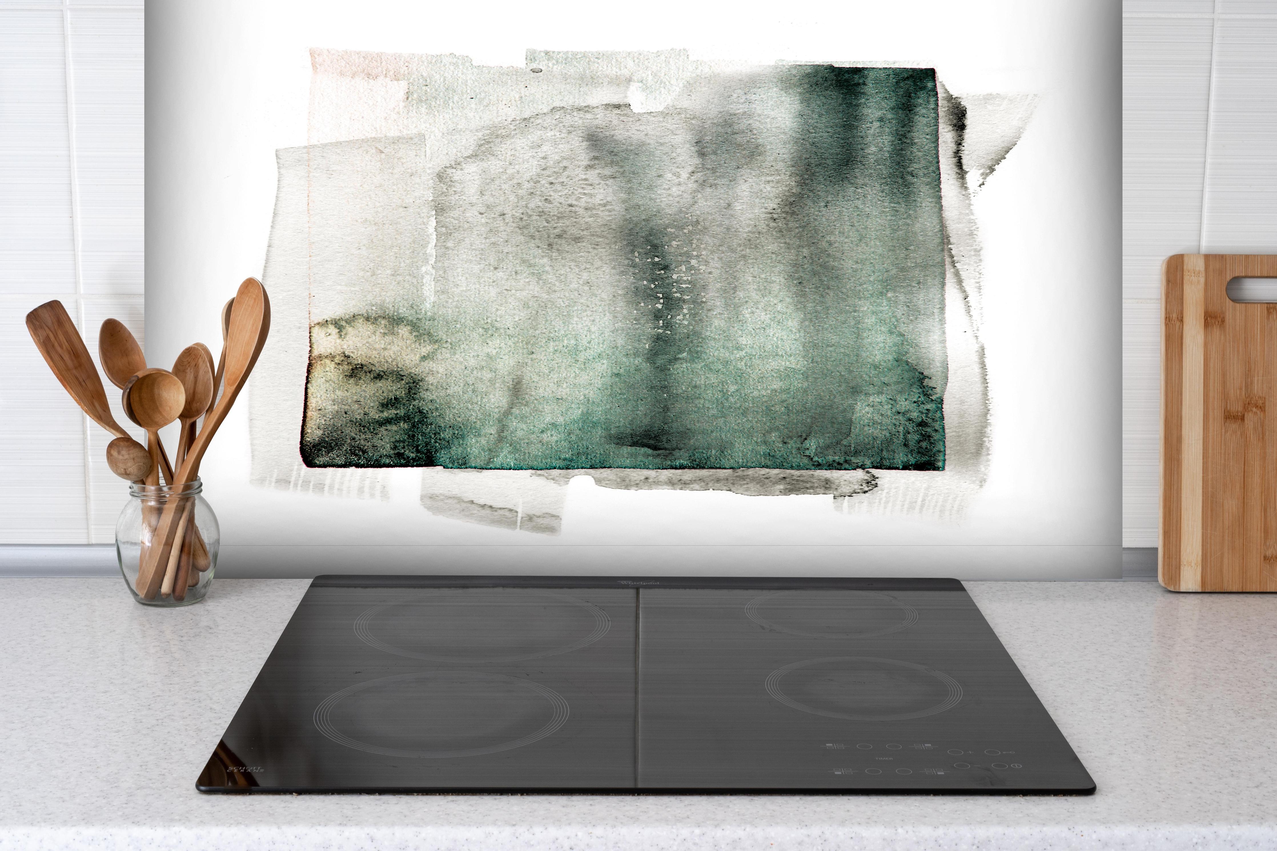 Spritzschutz - Abstrakte Kunst in Grün auf hellem Hintergrund hinter einem Cerankochfeld zwischen Holz-Kochutensilien
