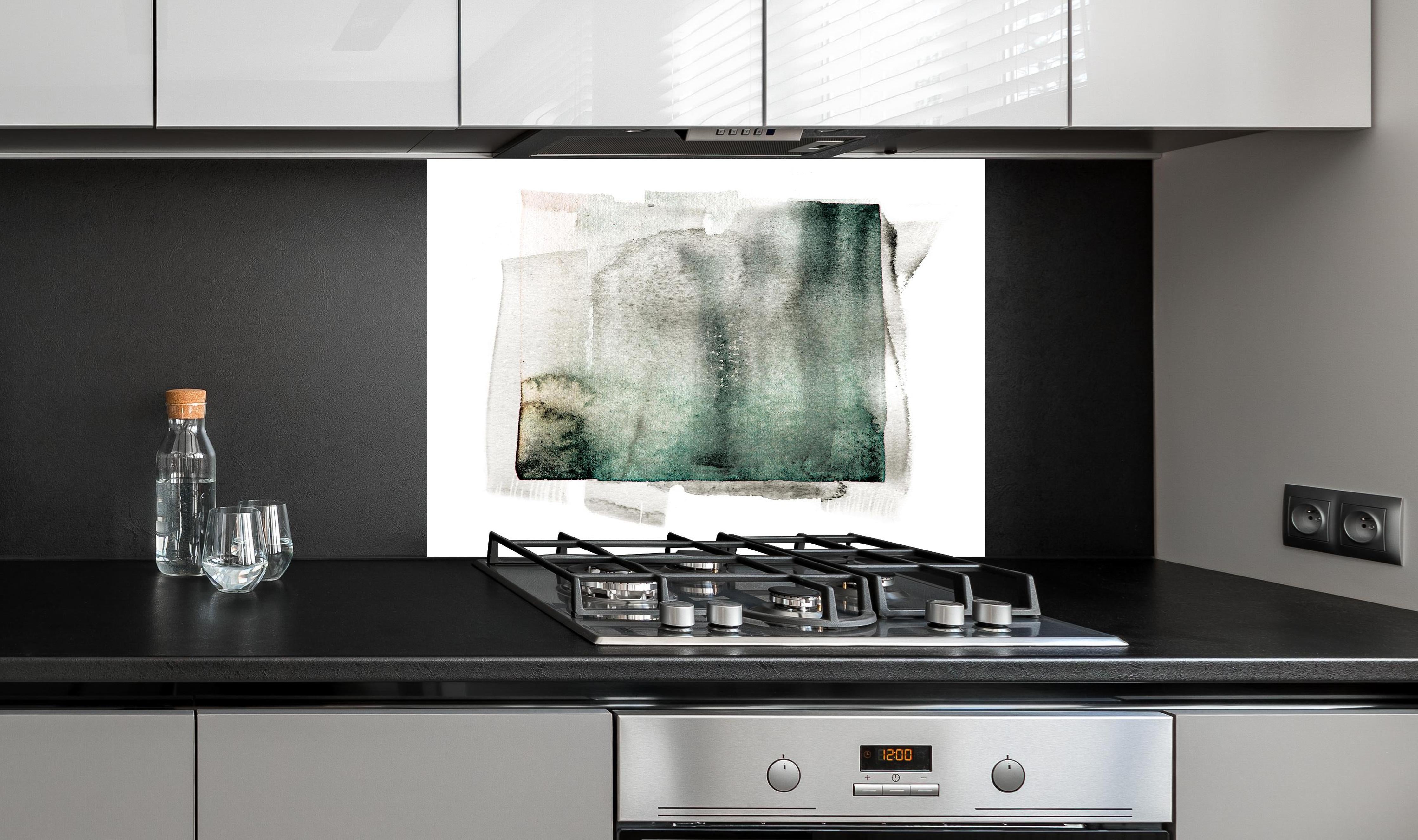 Spritzschutz - Abstrakte Kunst in Grün auf hellem Hintergrund hinter einem Cerankochfeld zwischen Holz-Kochutensilien
