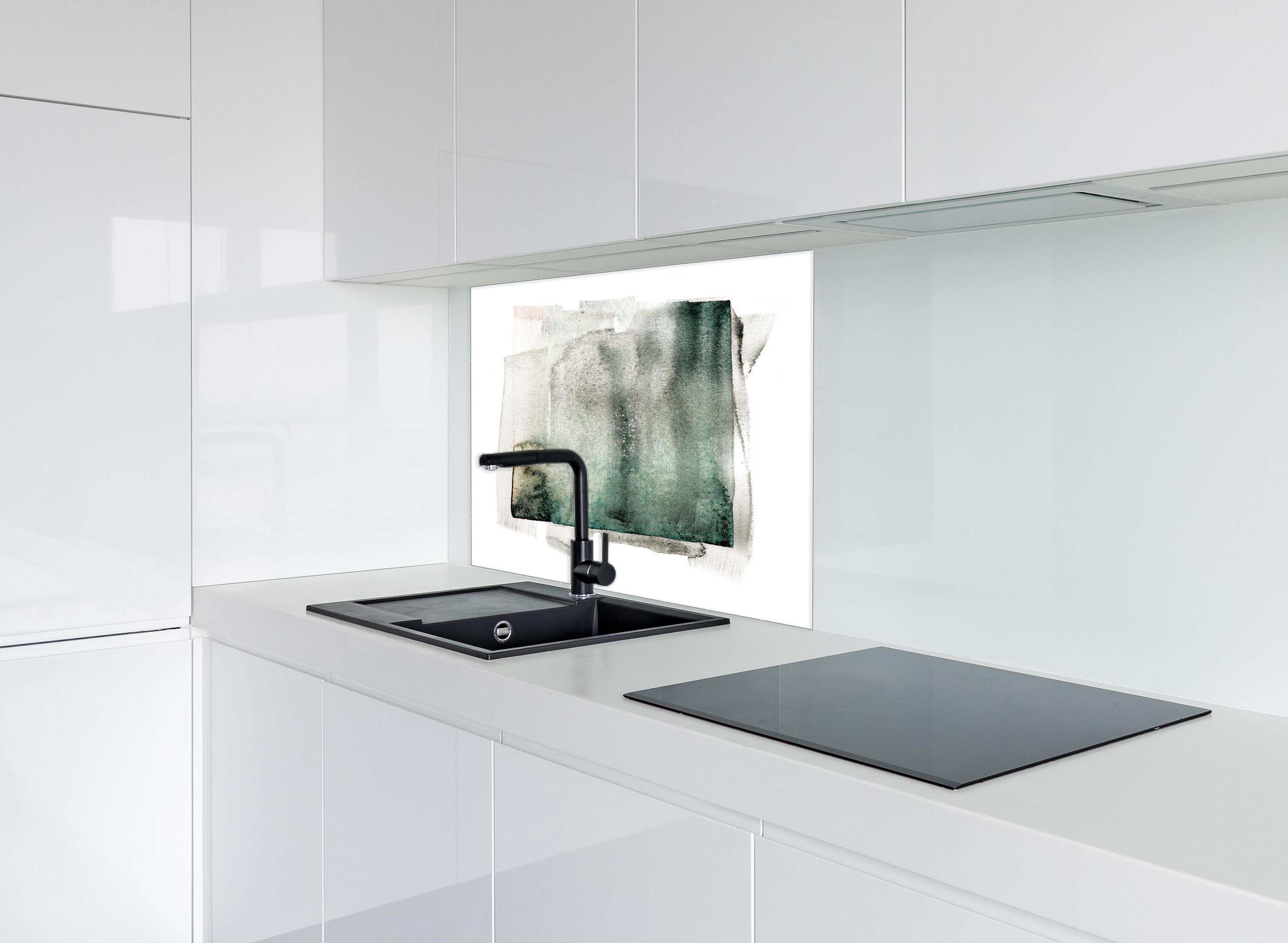 Spritzschutz - Abstrakte Kunst in Grün auf hellem Hintergrund hinter einem Cerankochfeld zwischen Holz-Kochutensilien
