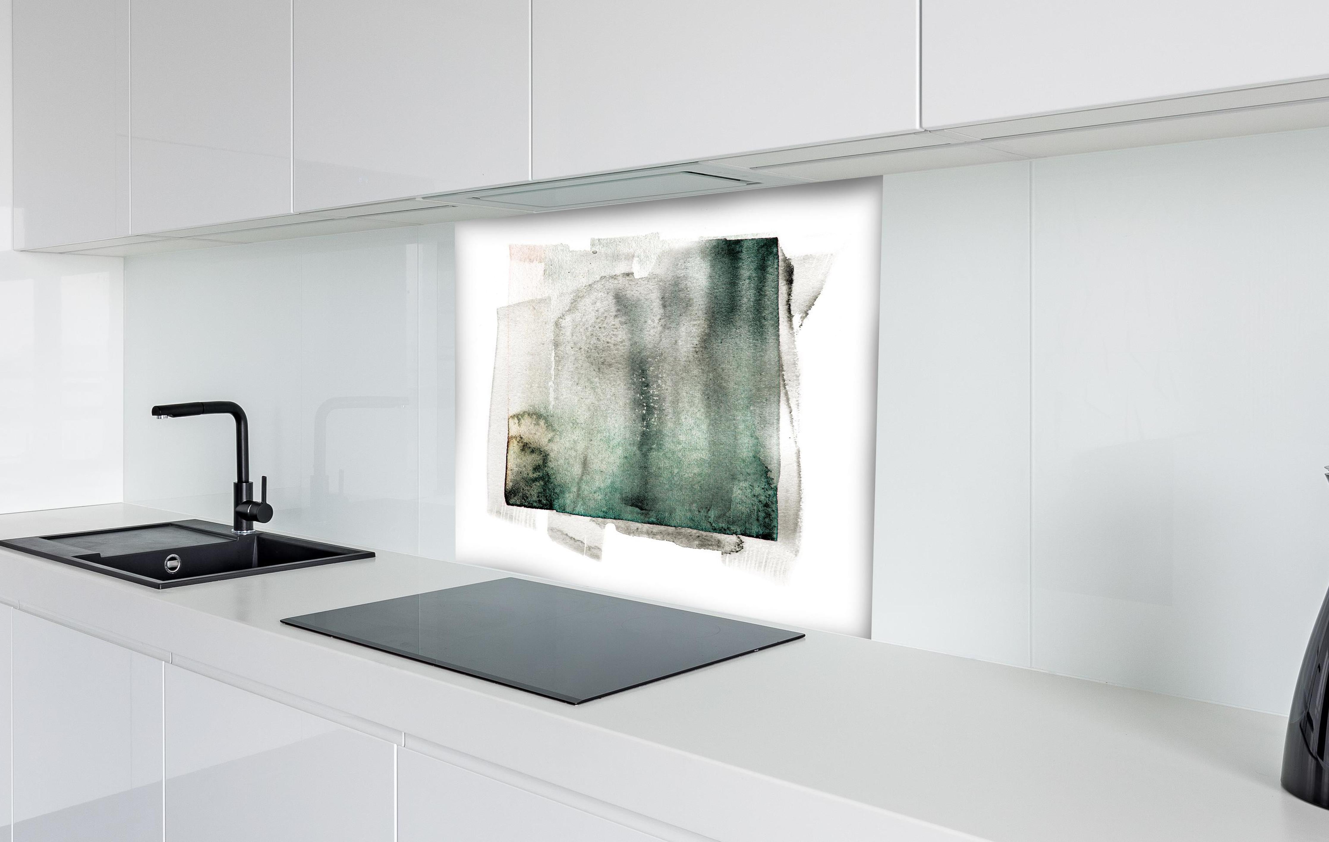 Spritzschutz - Abstrakte Kunst in Grün auf hellem Hintergrund hinter einem Cerankochfeld zwischen Holz-Kochutensilien
