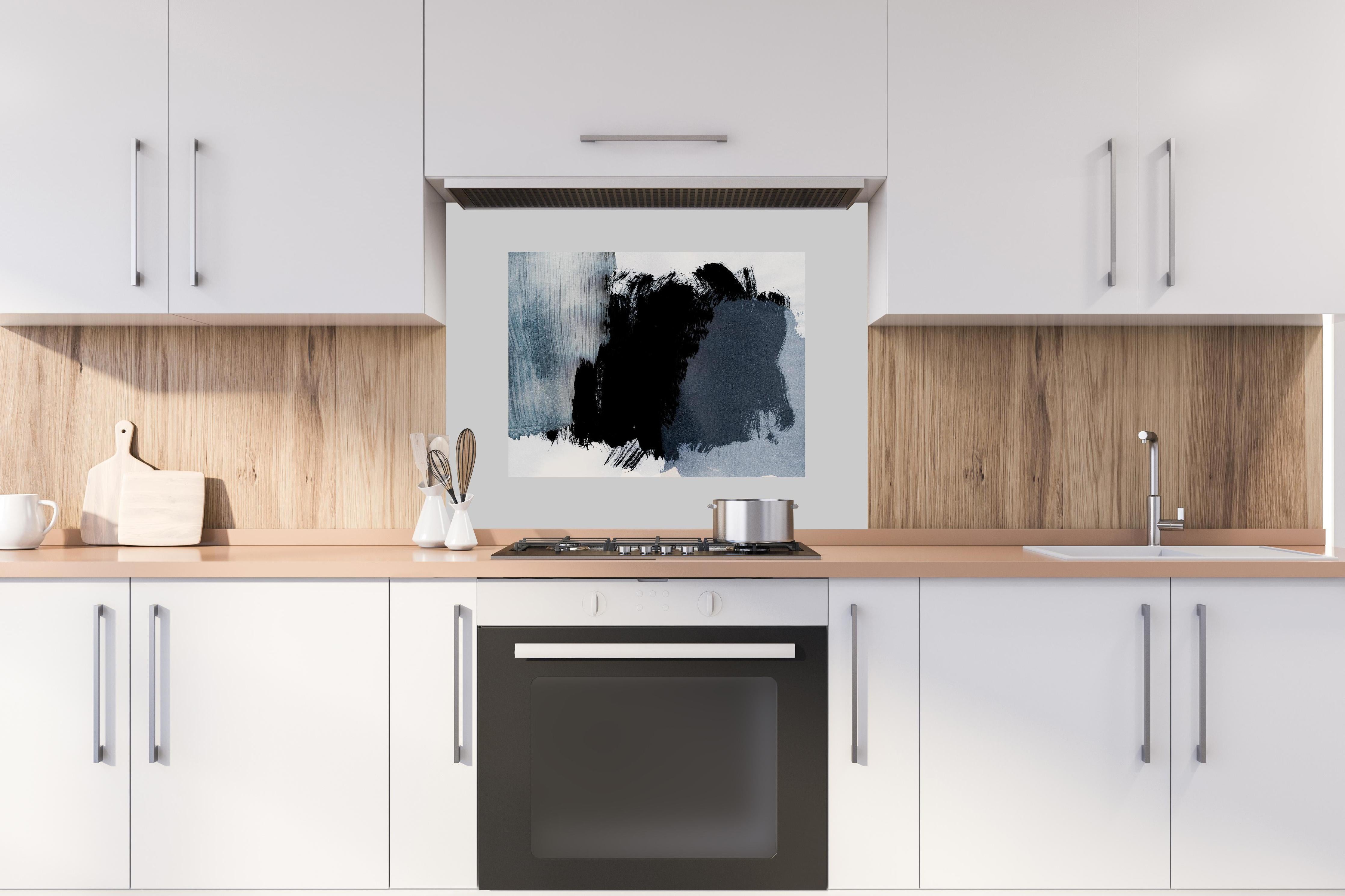 Spritzschutz - Abstrakte Kunst in Pastell-Blaugrau-Tönen hinter einem Cerankochfeld zwischen Holz-Kochutensilien
