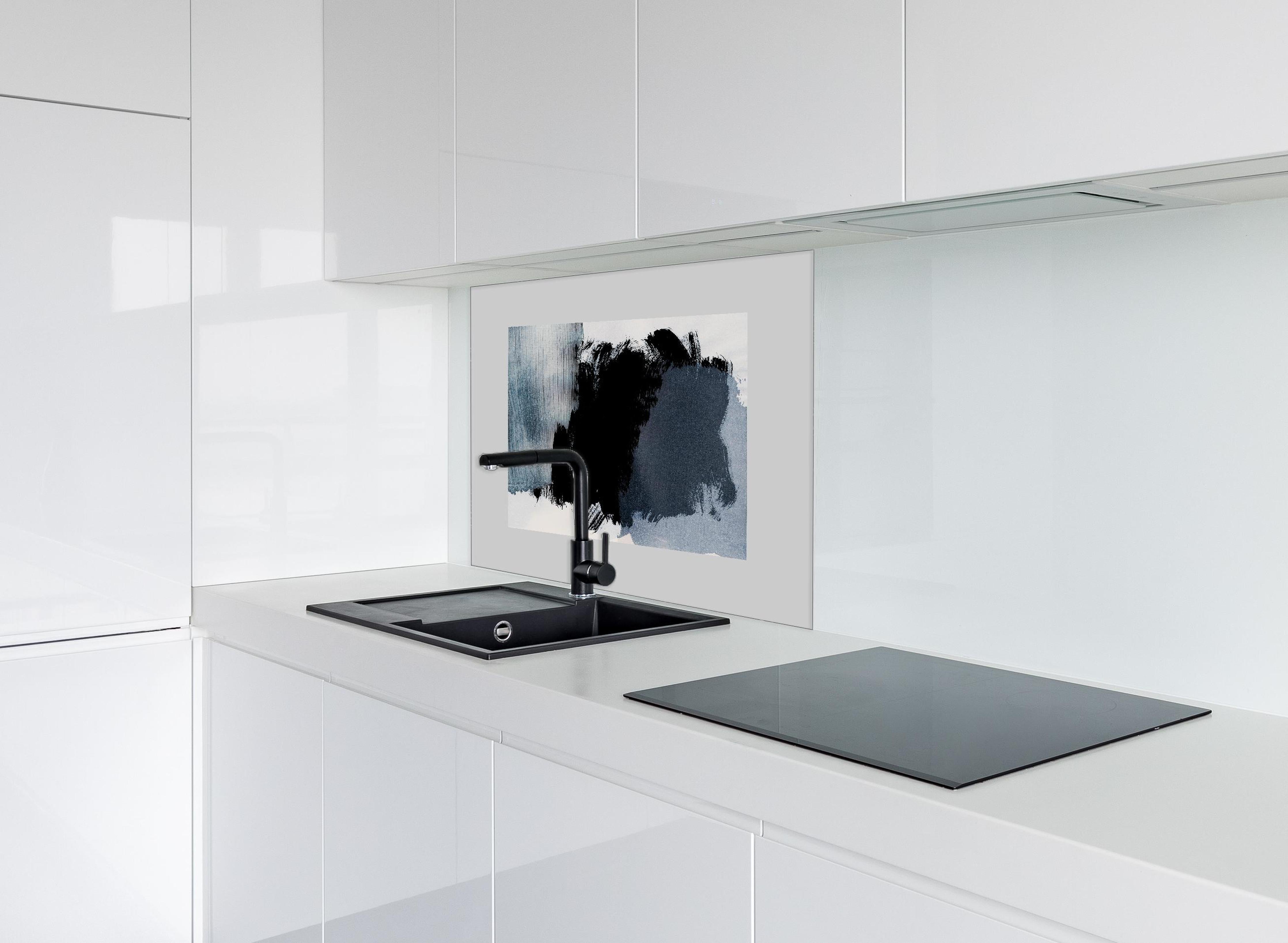 Spritzschutz - Abstrakte Kunst in Pastell-Blaugrau-Tönen hinter einem Cerankochfeld zwischen Holz-Kochutensilien
