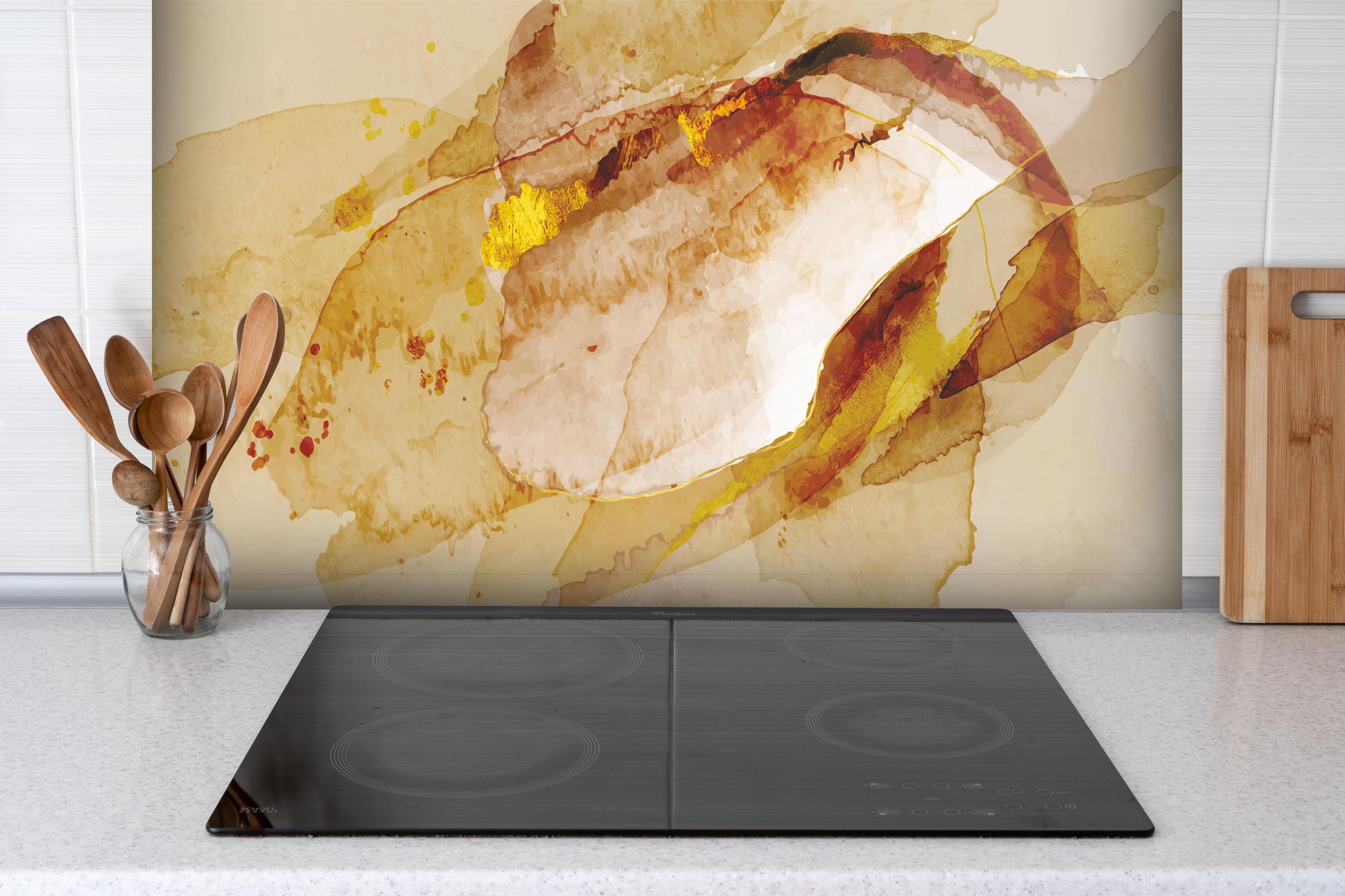Spritzschutz - Abstrakte Kunst mit goldenen Akzenten Aquarell hinter einem Cerankochfeld zwischen Holz-Kochutensilien
