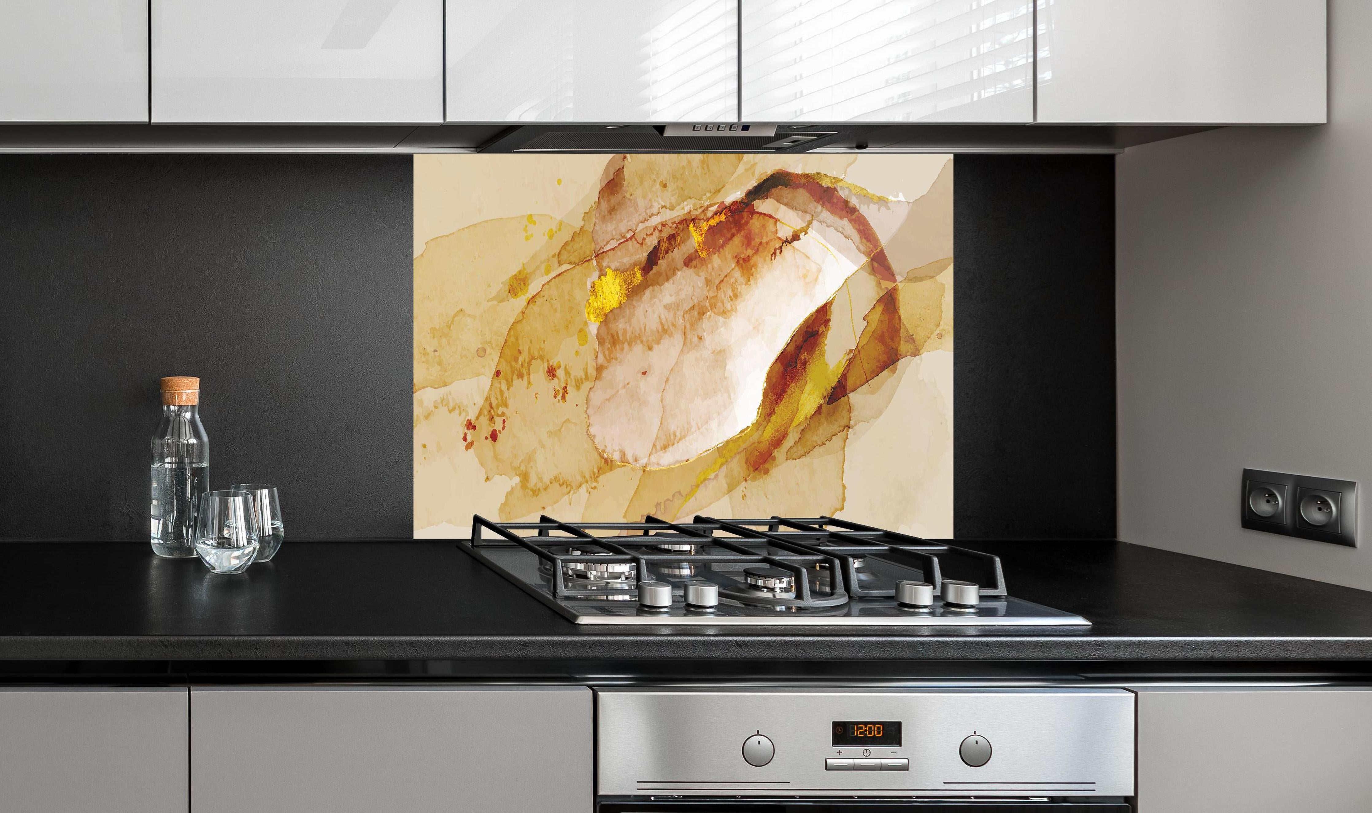 Spritzschutz - Abstrakte Kunst mit goldenen Akzenten Aquarell hinter einem Cerankochfeld zwischen Holz-Kochutensilien
