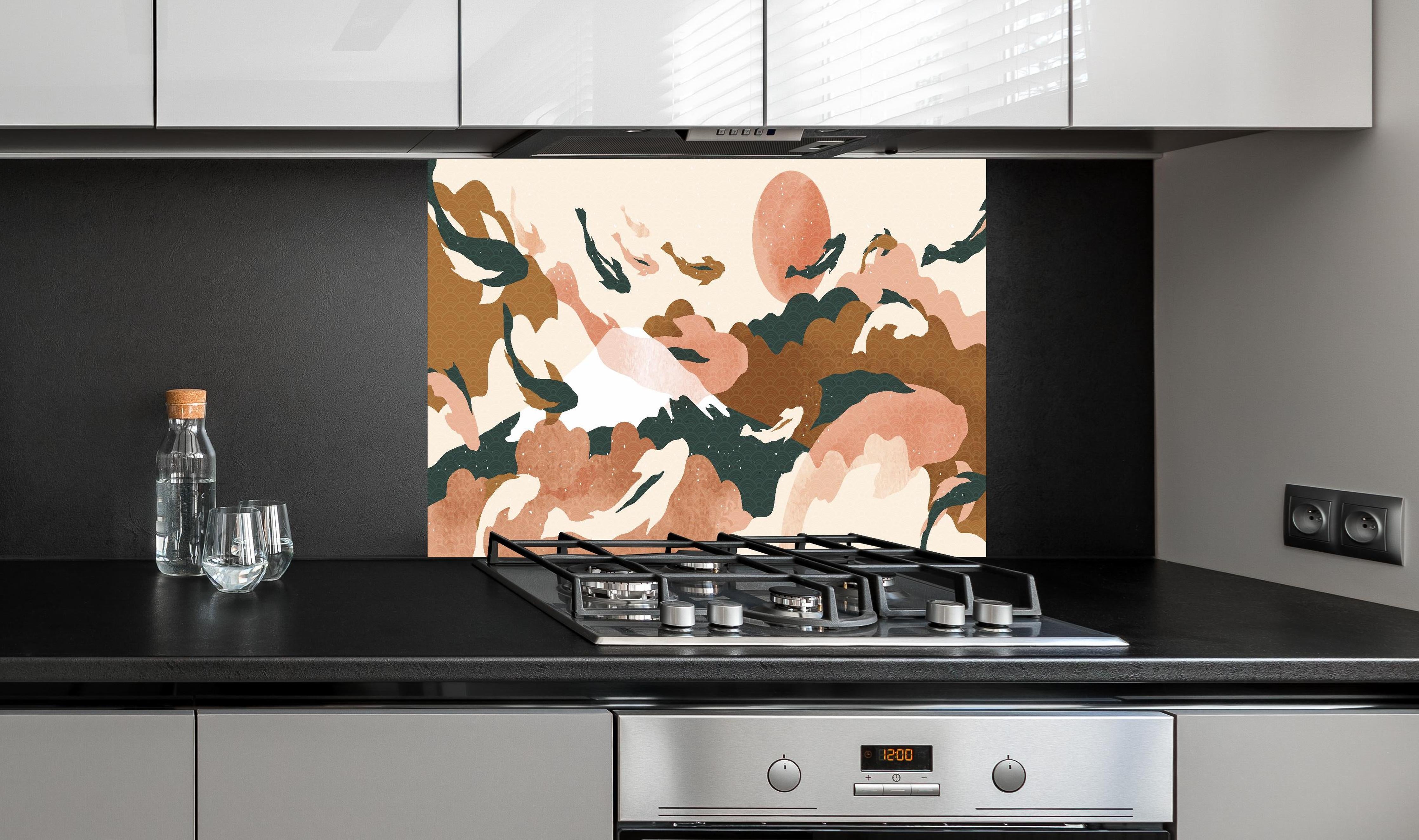 Spritzschutz - Abstrakte Landschaft in sanften Pastelltönen hinter einem Cerankochfeld zwischen Holz-Kochutensilien
