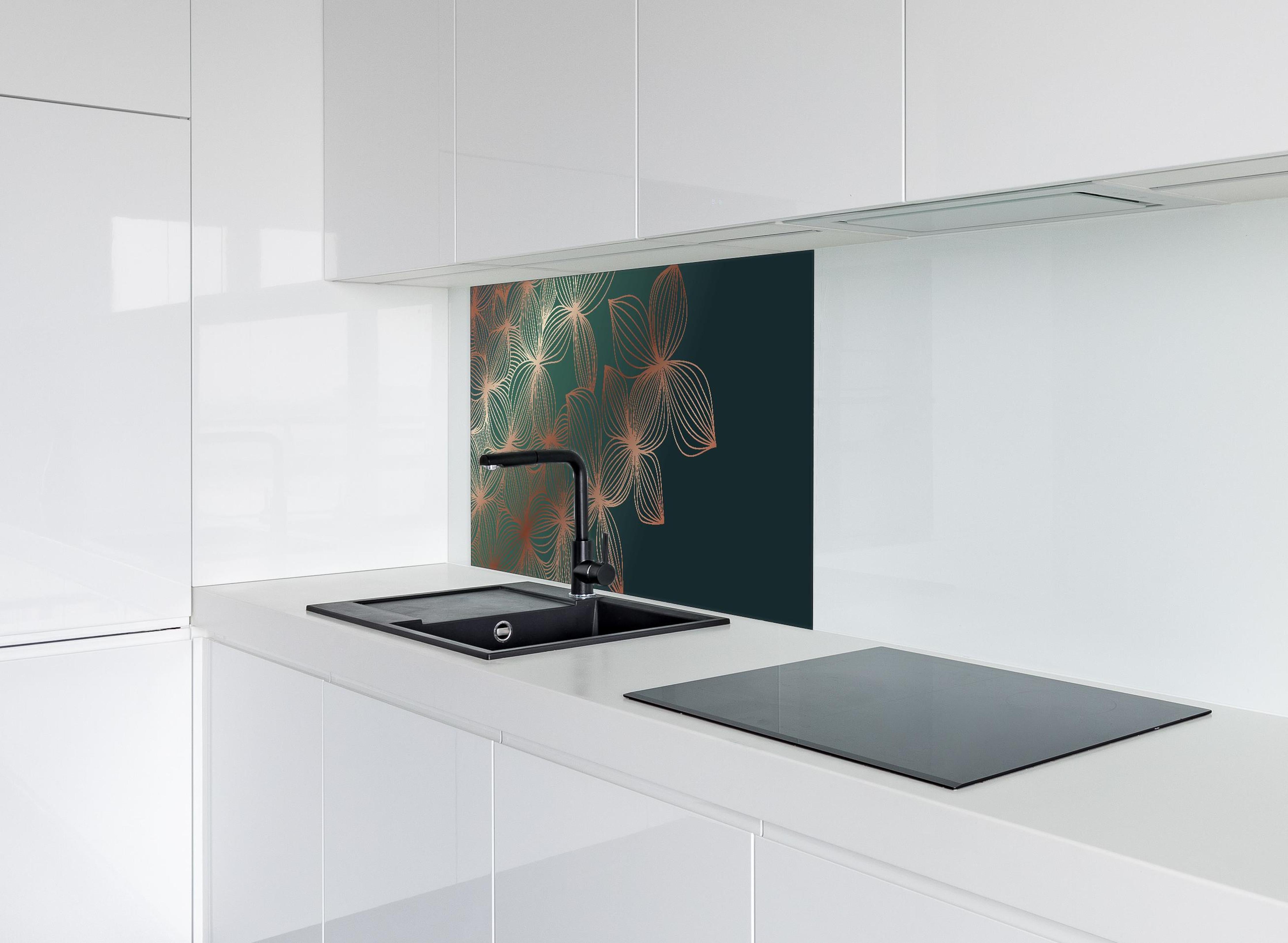 Spritzschutz - Abstrakte Lineart Pflanzenmotive Dunkelgrün hinter einem Cerankochfeld zwischen Holz-Kochutensilien
