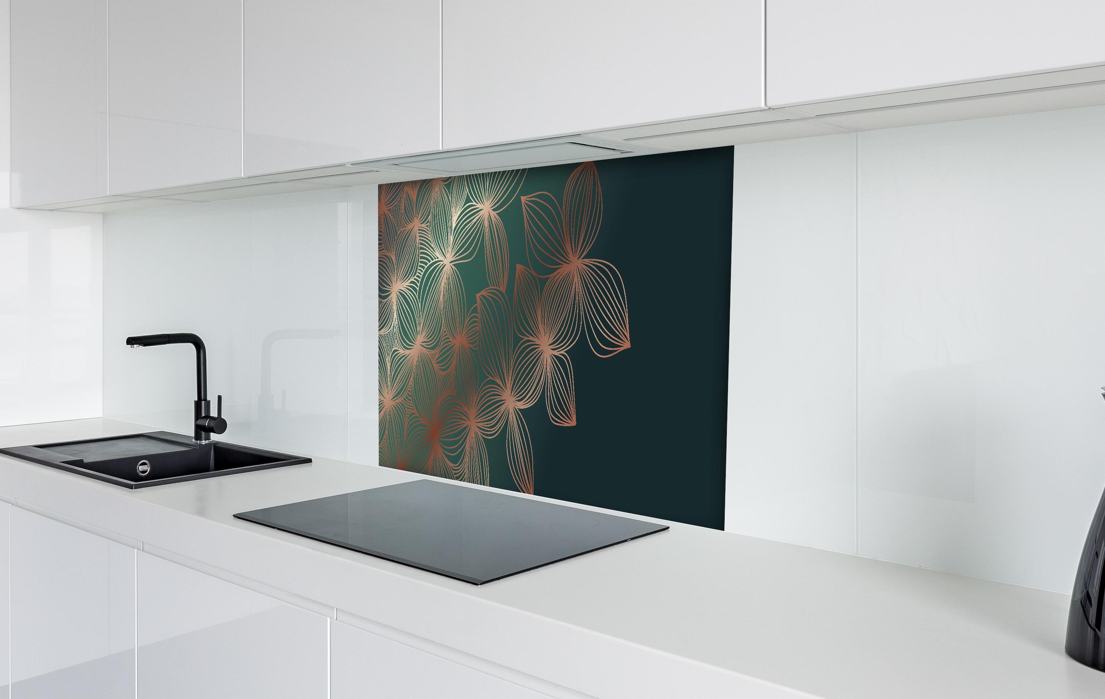 Spritzschutz - Abstrakte Lineart Pflanzenmotive Dunkelgrün hinter einem Cerankochfeld zwischen Holz-Kochutensilien
