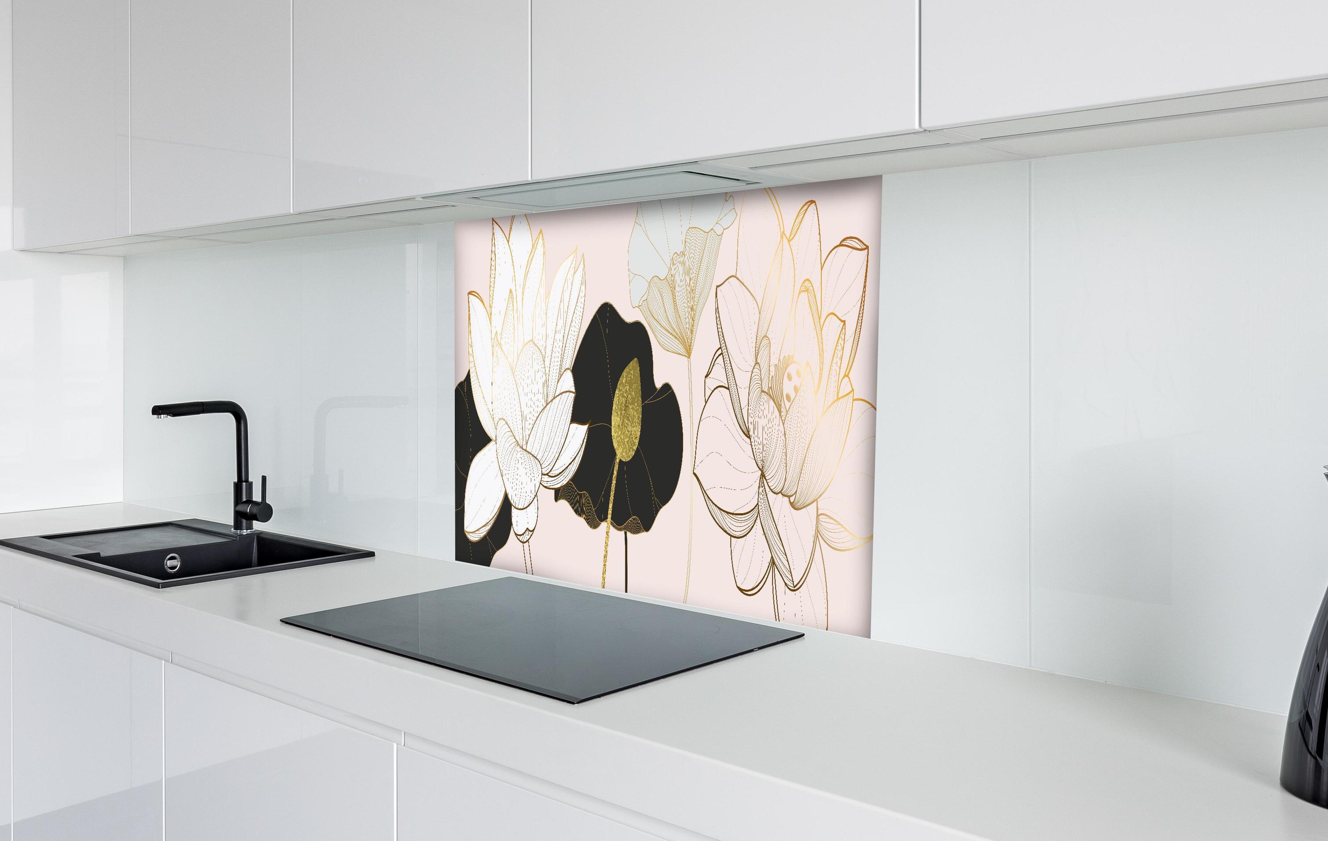 Spritzschutz - Abstrakte Lotusblüten in Gold-Schwarz-Design hinter einem Cerankochfeld zwischen Holz-Kochutensilien
