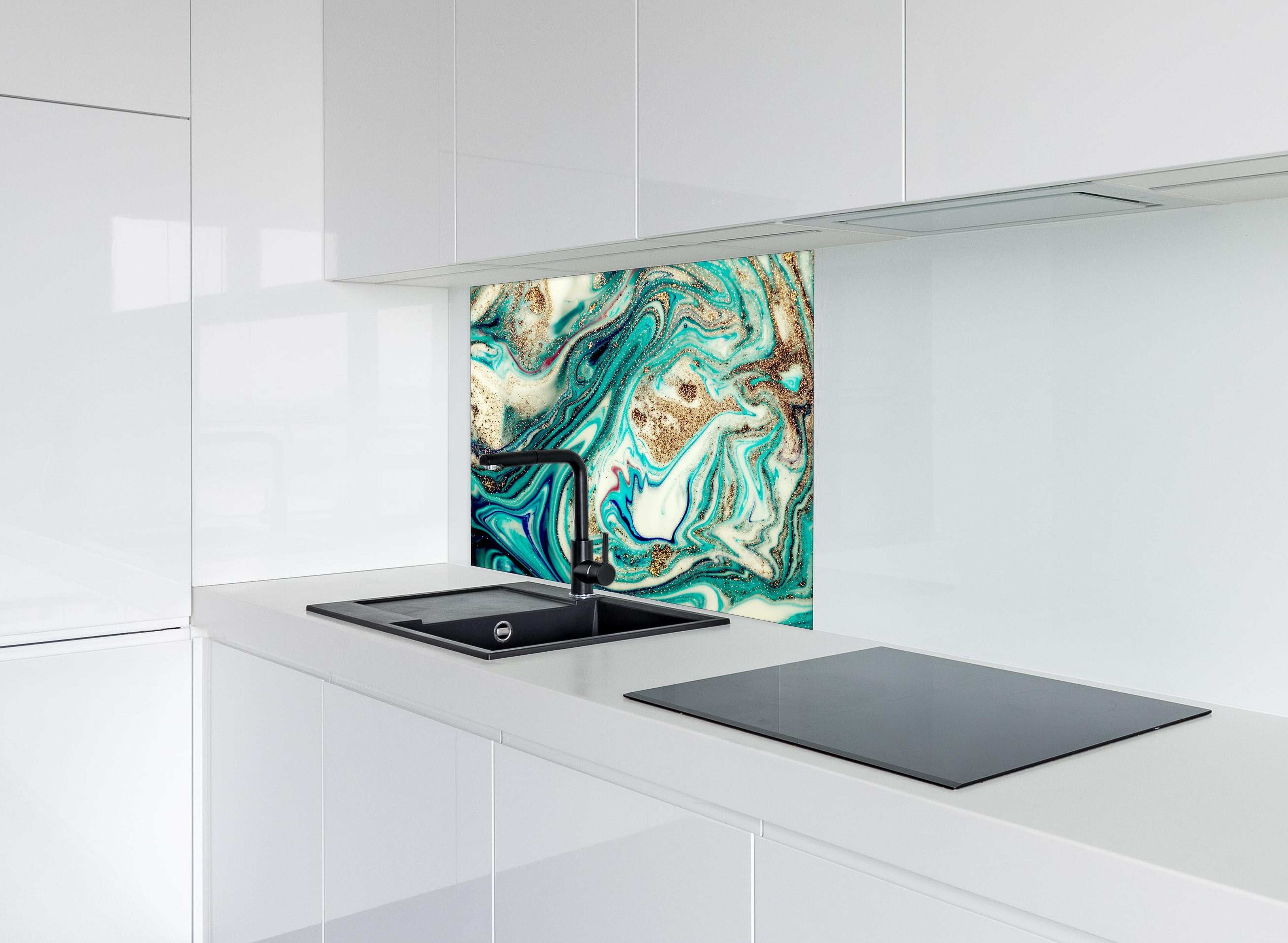 Spritzschutz - Abstrakte Luxuskunst im Marmorstil hinter einem Cerankochfeld zwischen Holz-Kochutensilien
