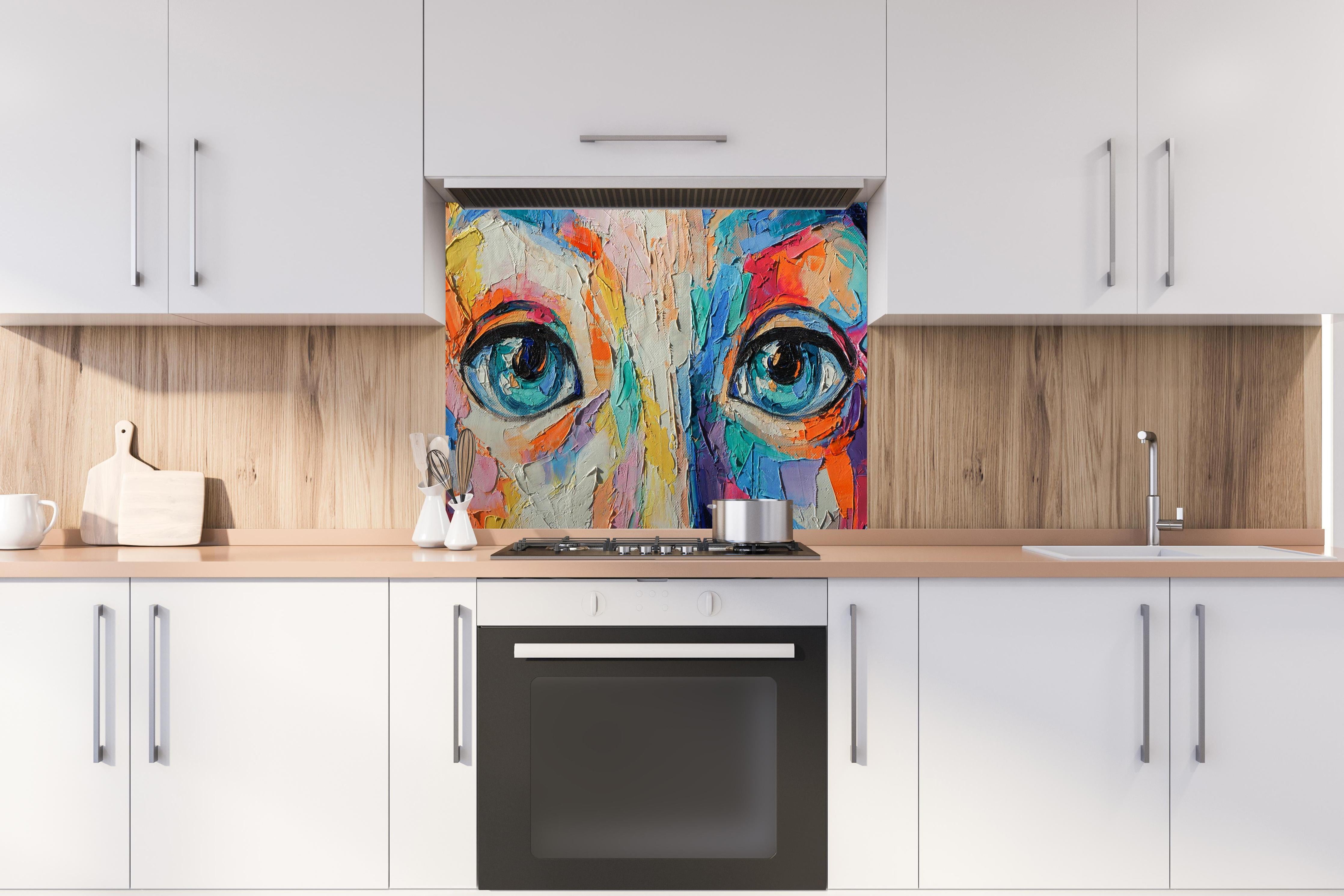 Spritzschutz - Abstrakte Mädchen-Ölgemälde mit Gesicht hinter einem Cerankochfeld zwischen Holz-Kochutensilien
