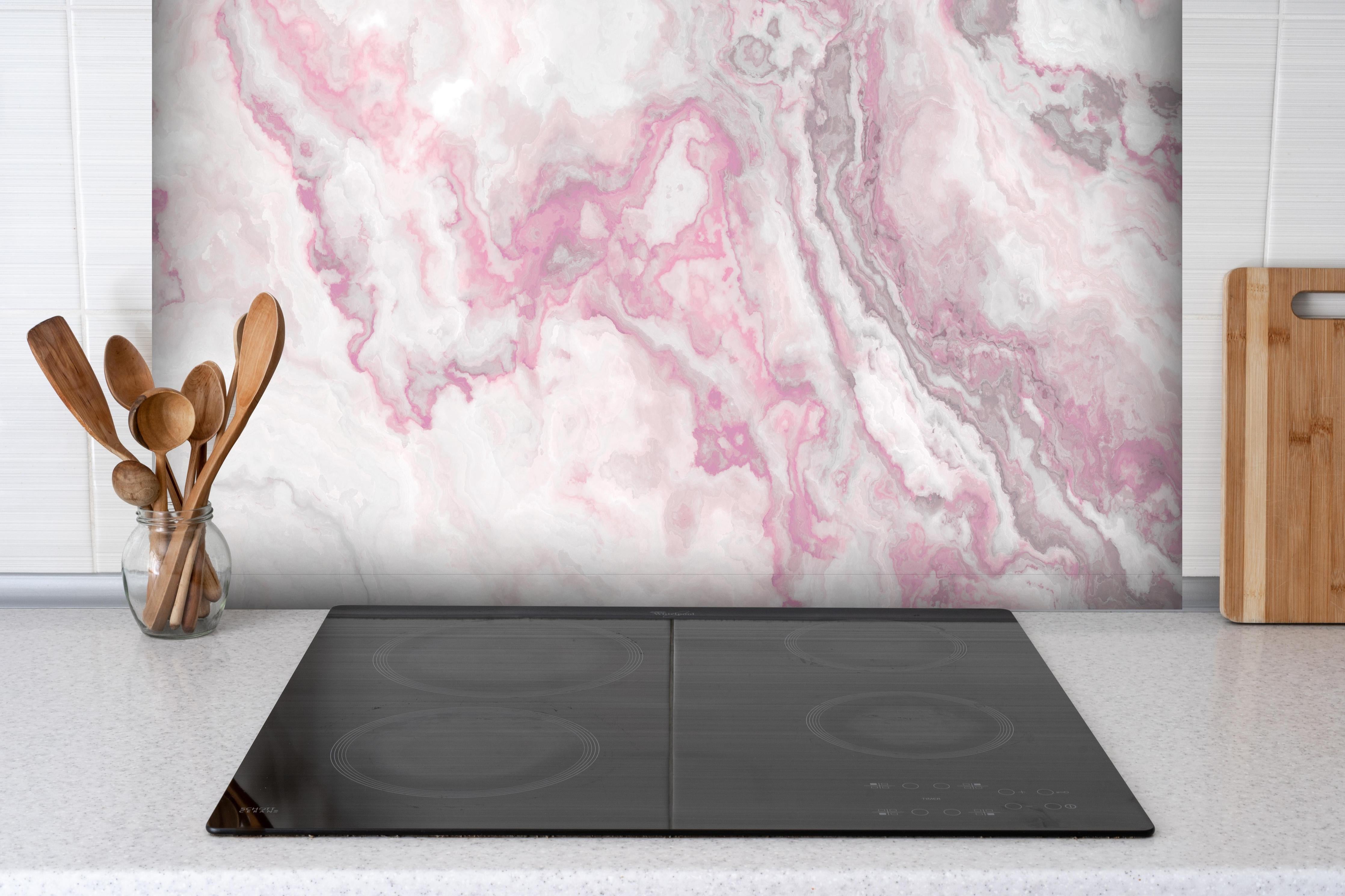 Spritzschutz - Abstrakte Marmor Struktur - Aquarelldarstellung hinter einem Cerankochfeld zwischen Holz-Kochutensilien

